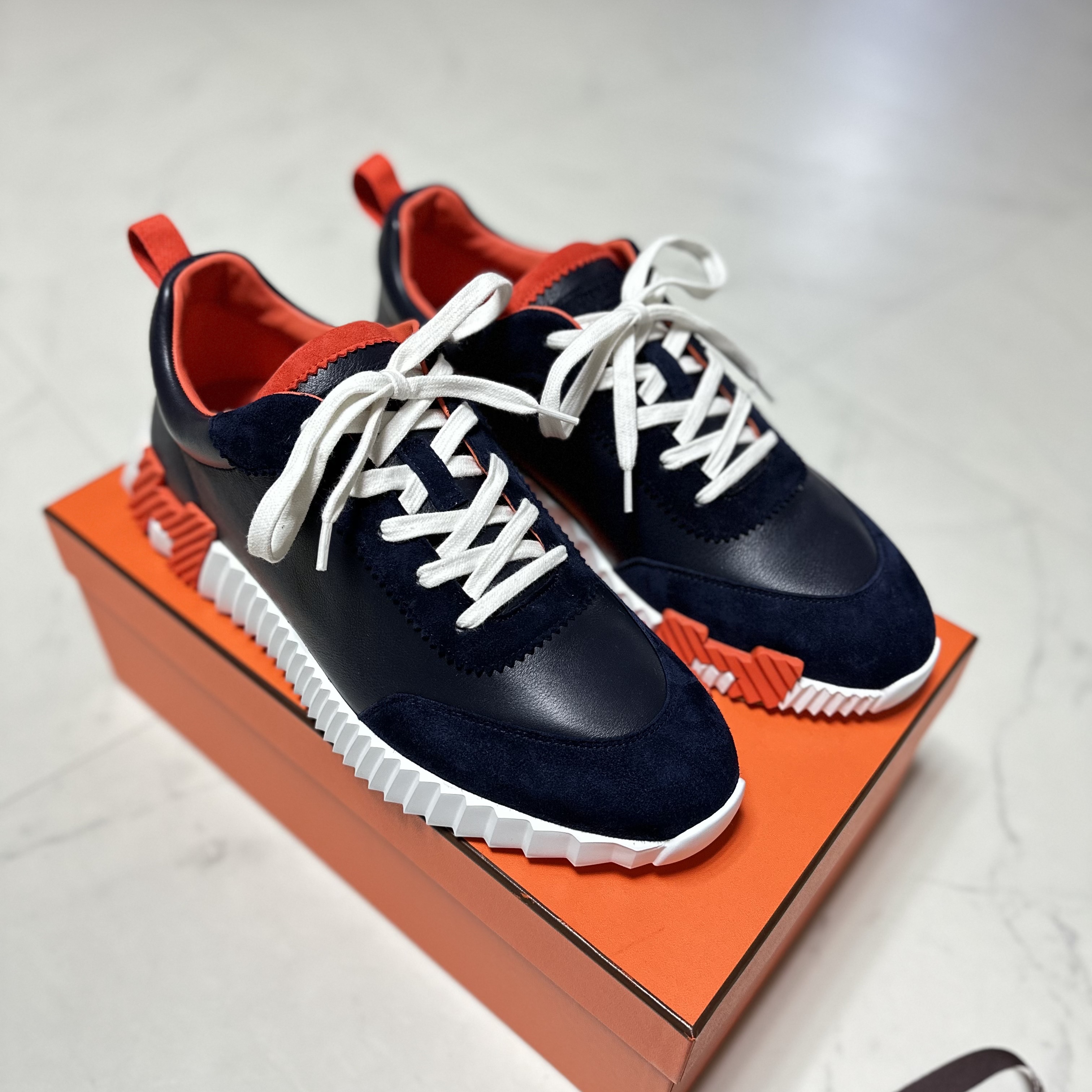 Hermes Bouncing Sneakers Calfskin Suede Goatskin & Marine 착용 스타일
