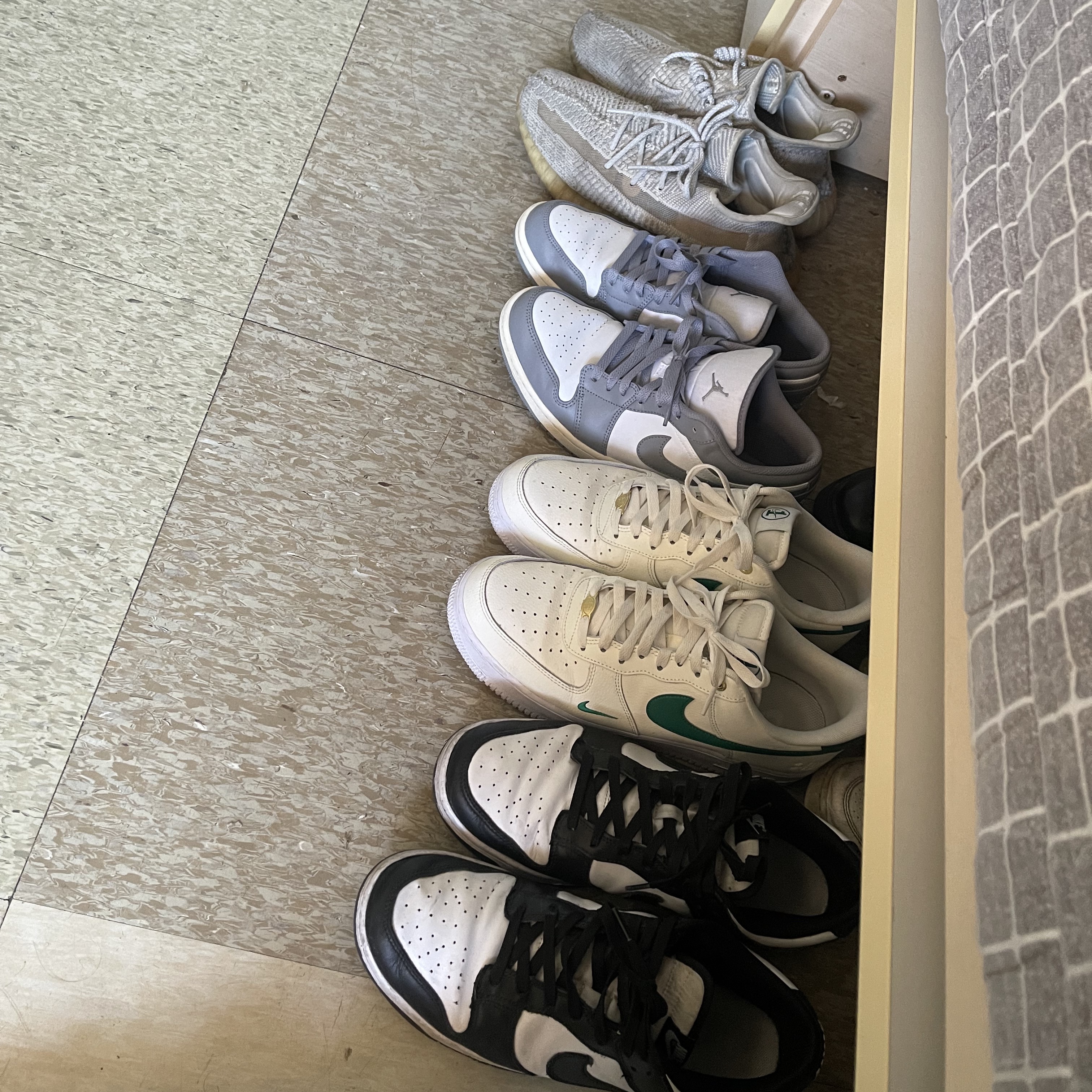 Nike Dunk Low Retro Black, Nike Air Force 1 '07 LV8 40th Anniversary Join Forces Sail Malachite 착용 스타일
