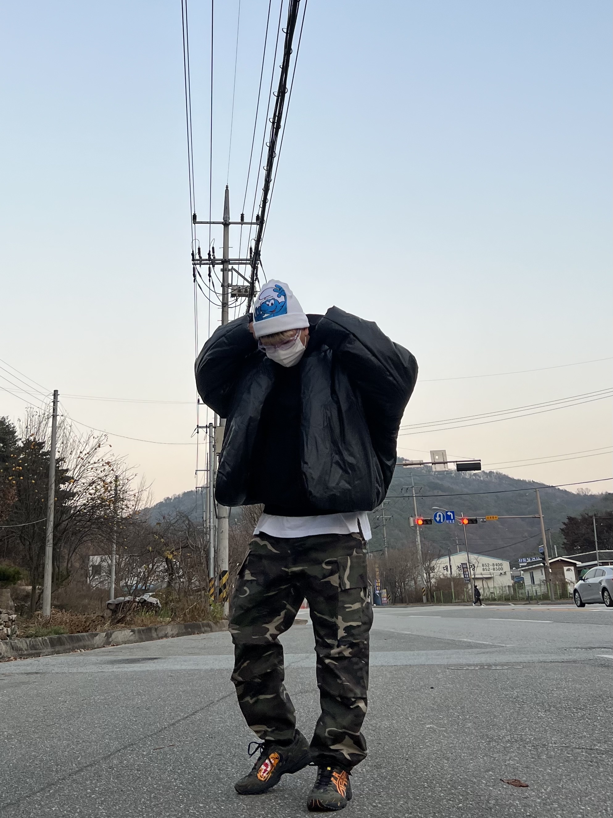 Asics x BAPE Gel-1090 Tiger Camo, Yeezy Gap Hoodie Black 착용 스타일 - 4