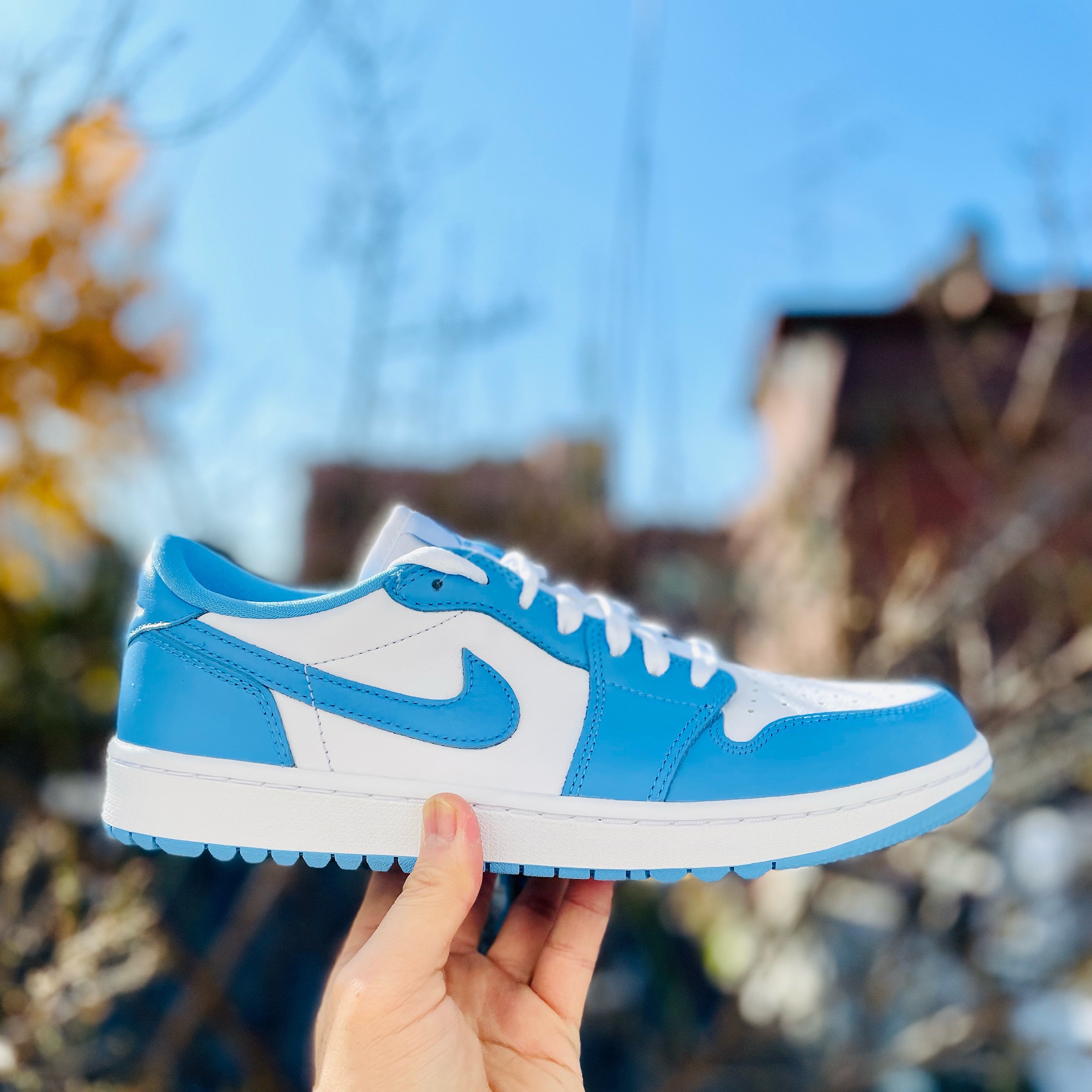 Jordan 1 Low Golf White and University Blue 착용 스타일