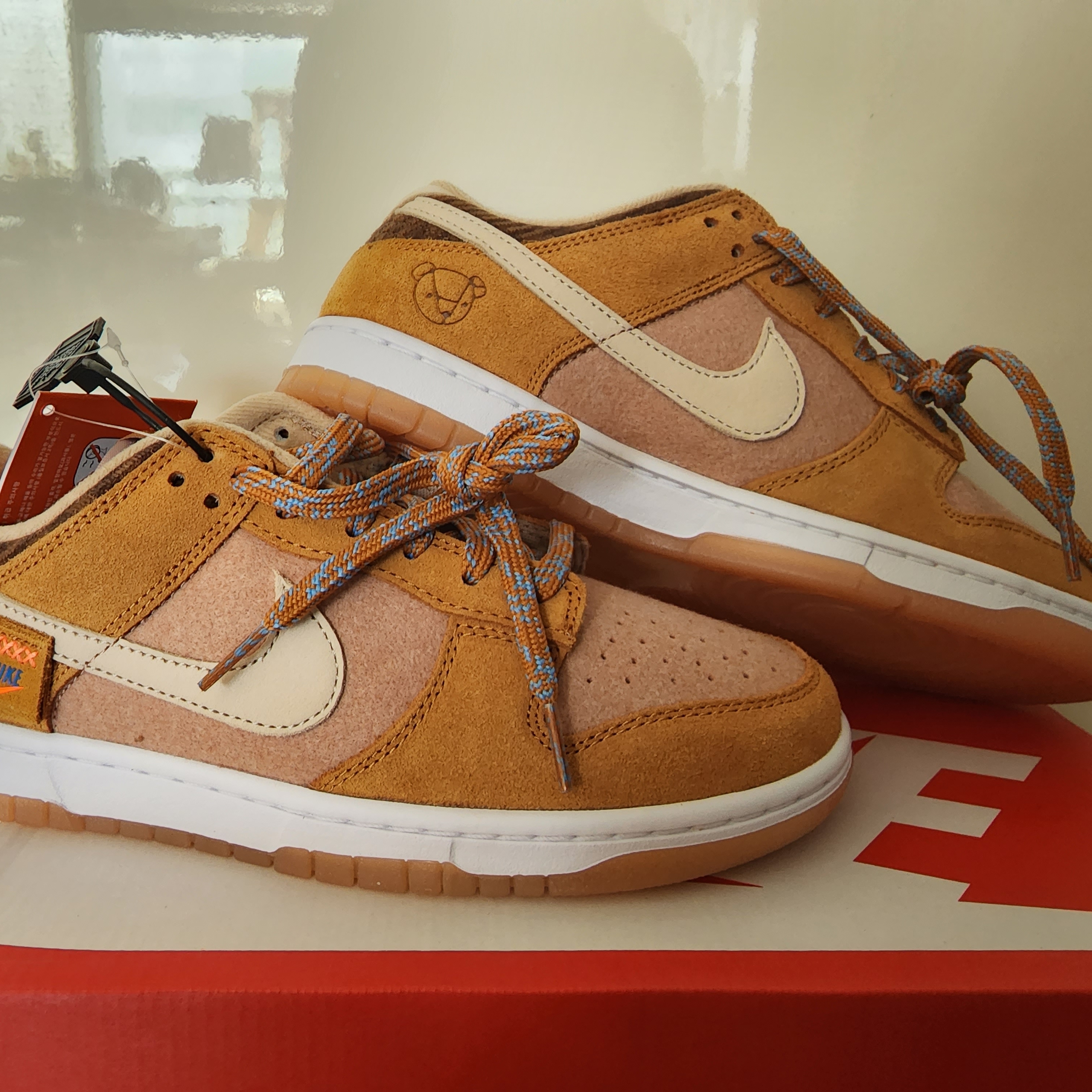 Nike Dunk Low SE Praline Desert Ochre 착용 스타일 - 2