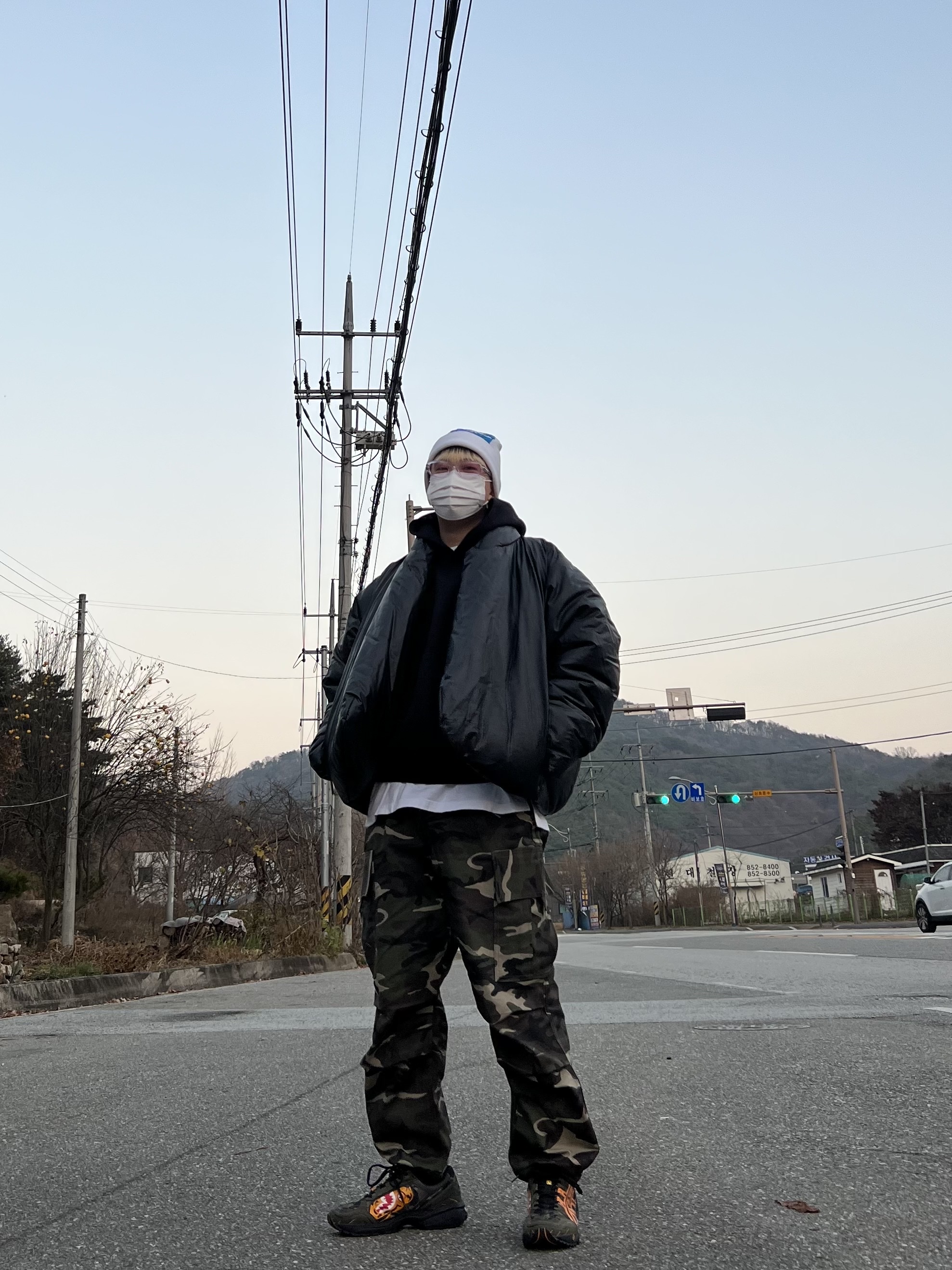 Asics x BAPE Gel-1090 Tiger Camo, Yeezy Gap Hoodie Black 착용 스타일 - 2