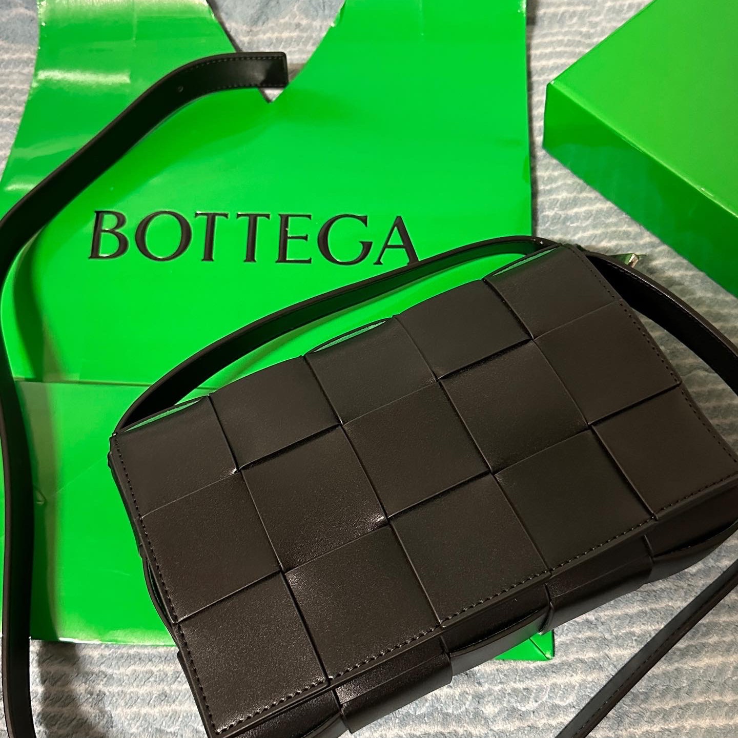 Bottega Veneta Leather Cassette Black Parakeet 착용 스타일