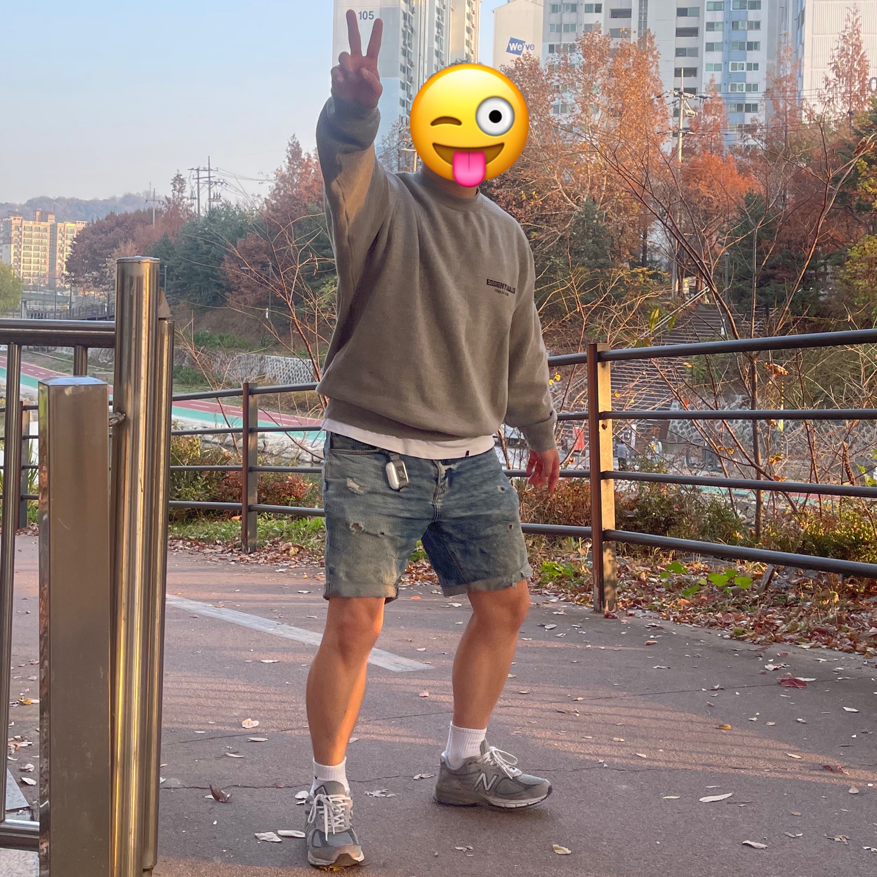 Essentials The Core Collection Crewneck Sweatshirt Dark Oatmeal, New Balance 990v4 Made in USA Grey - D Standard 착용 스타일 - 2