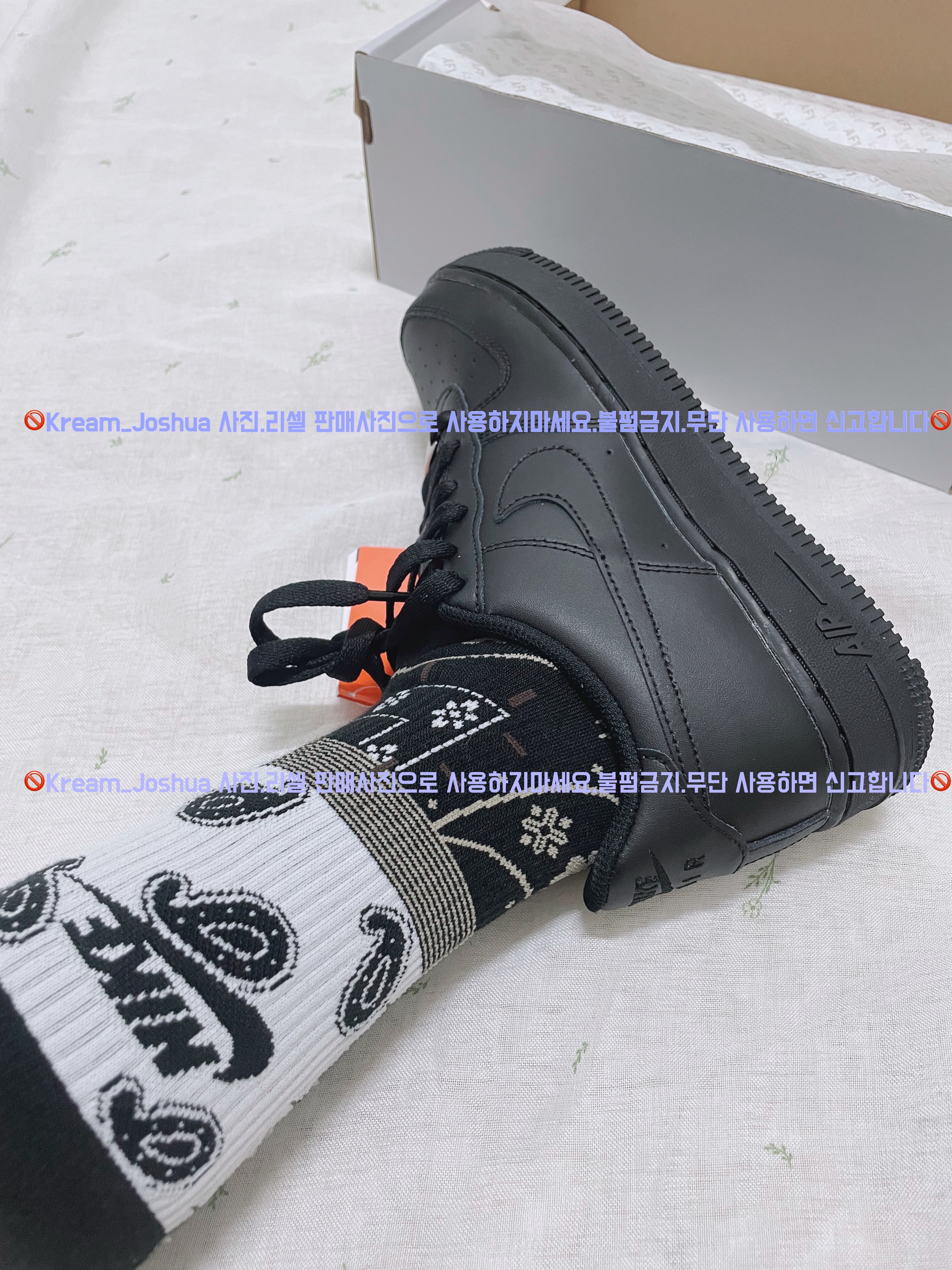 Nike Air Force 1 '07 Low Triple Black, (W) Nike Air Force 1 '07 Low Triple Black 착용 스타일 - 1
