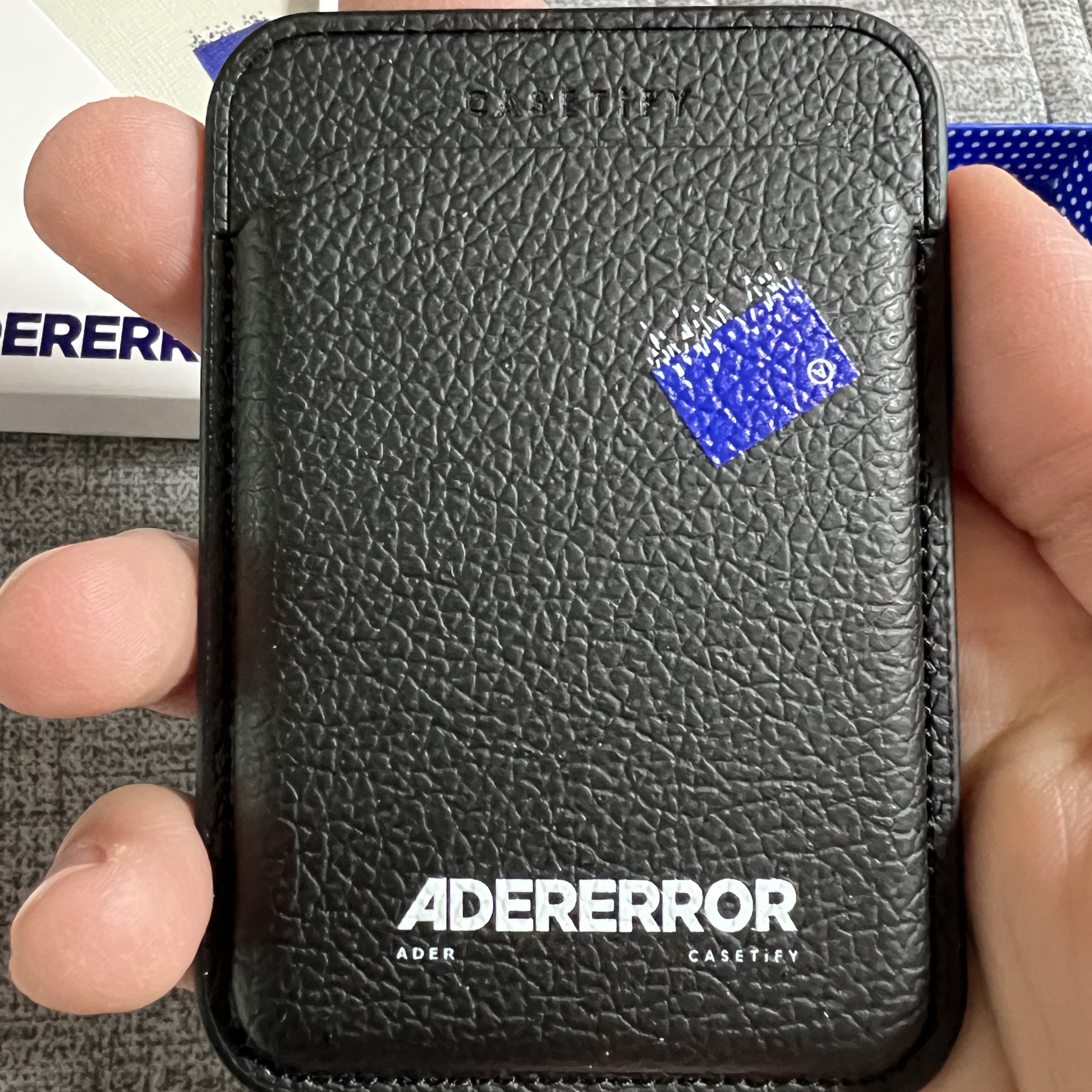 Casetify x Ader Error Magsafe Wallet Noir, Casetify x Ader Error iPhone Tube Magsafe Case Blue 착용 스타일 - 1