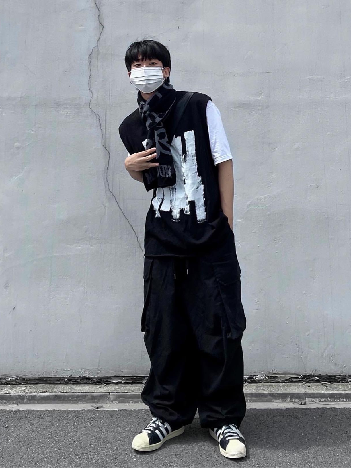 Adidas Superstar Premium Black White 착용 스타일 - 3