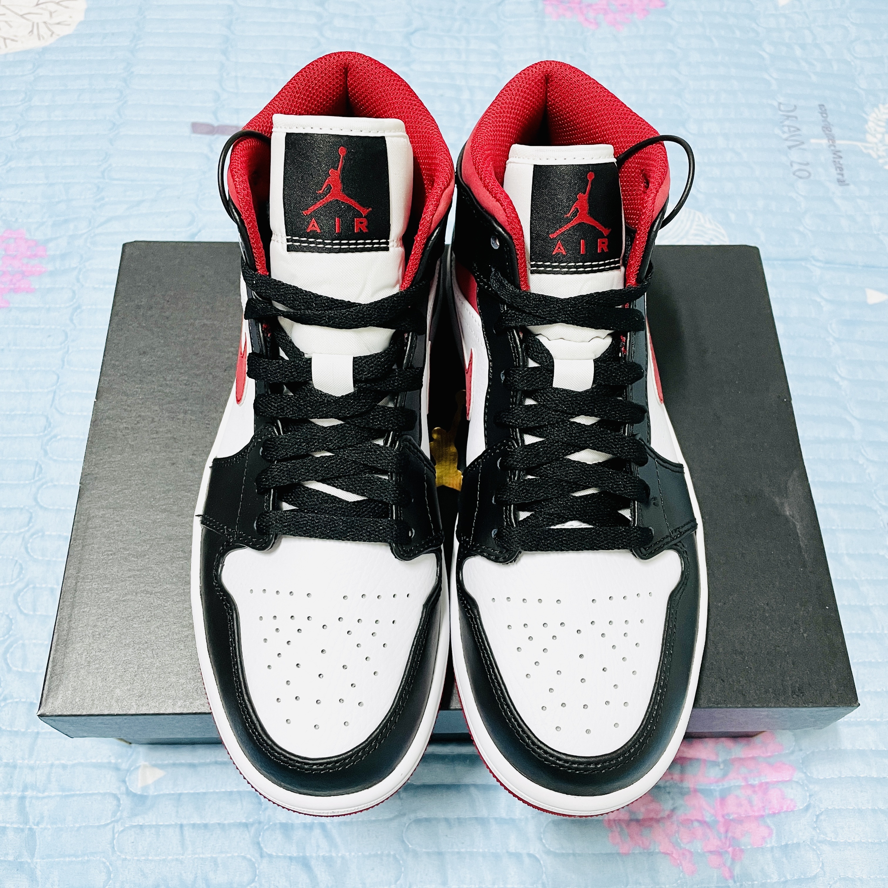 Jordan 1 Mid Gym Red Black White 착용 스타일 - 1