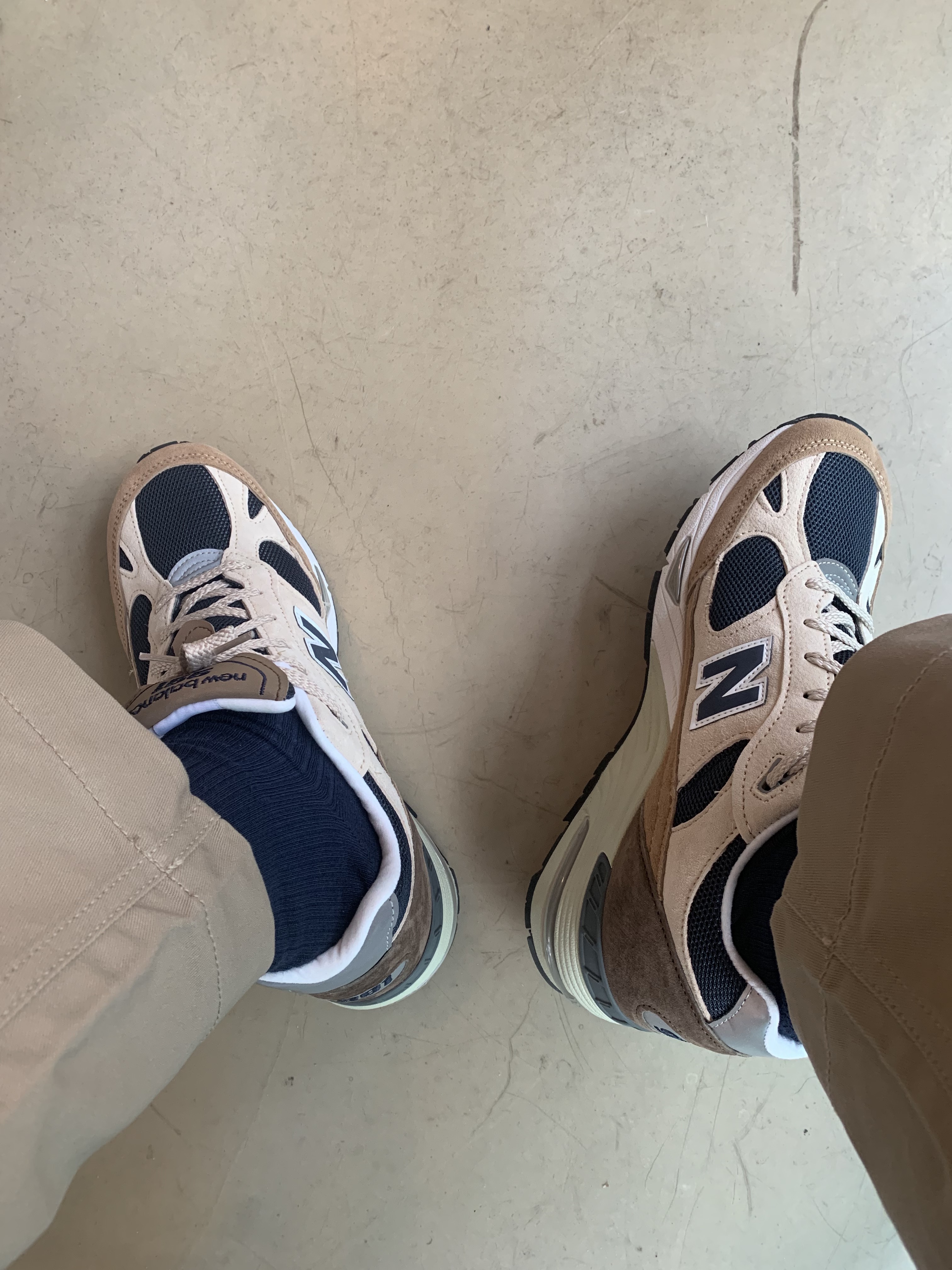 New Balance 991 Made in UK Cappuccino 착용 스타일 - 4