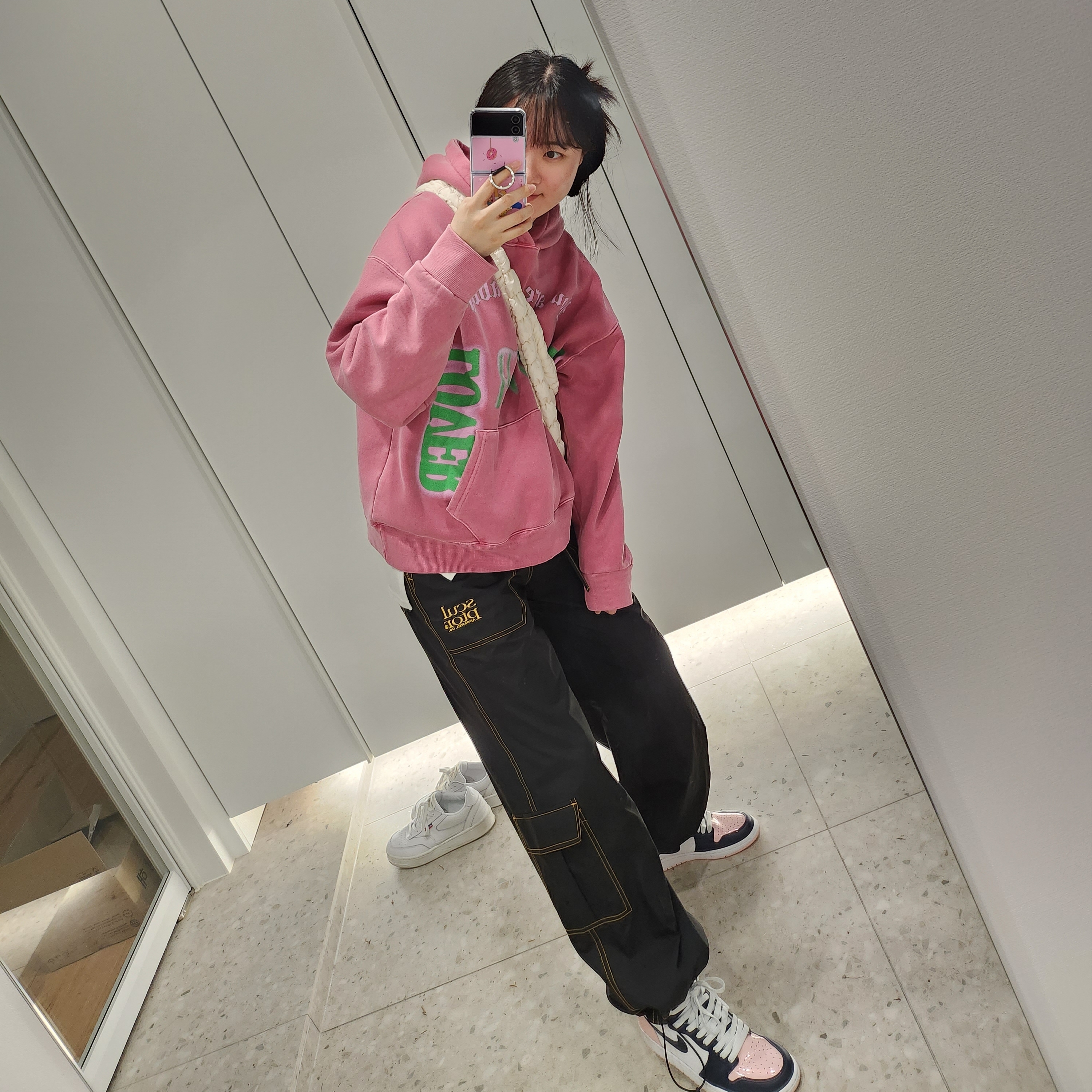(W) Jordan 1 Retro High OG Atmosphere, COS Quilted Oversized Shoulder Bag Off White Light Beige 착용 스타일 - 1