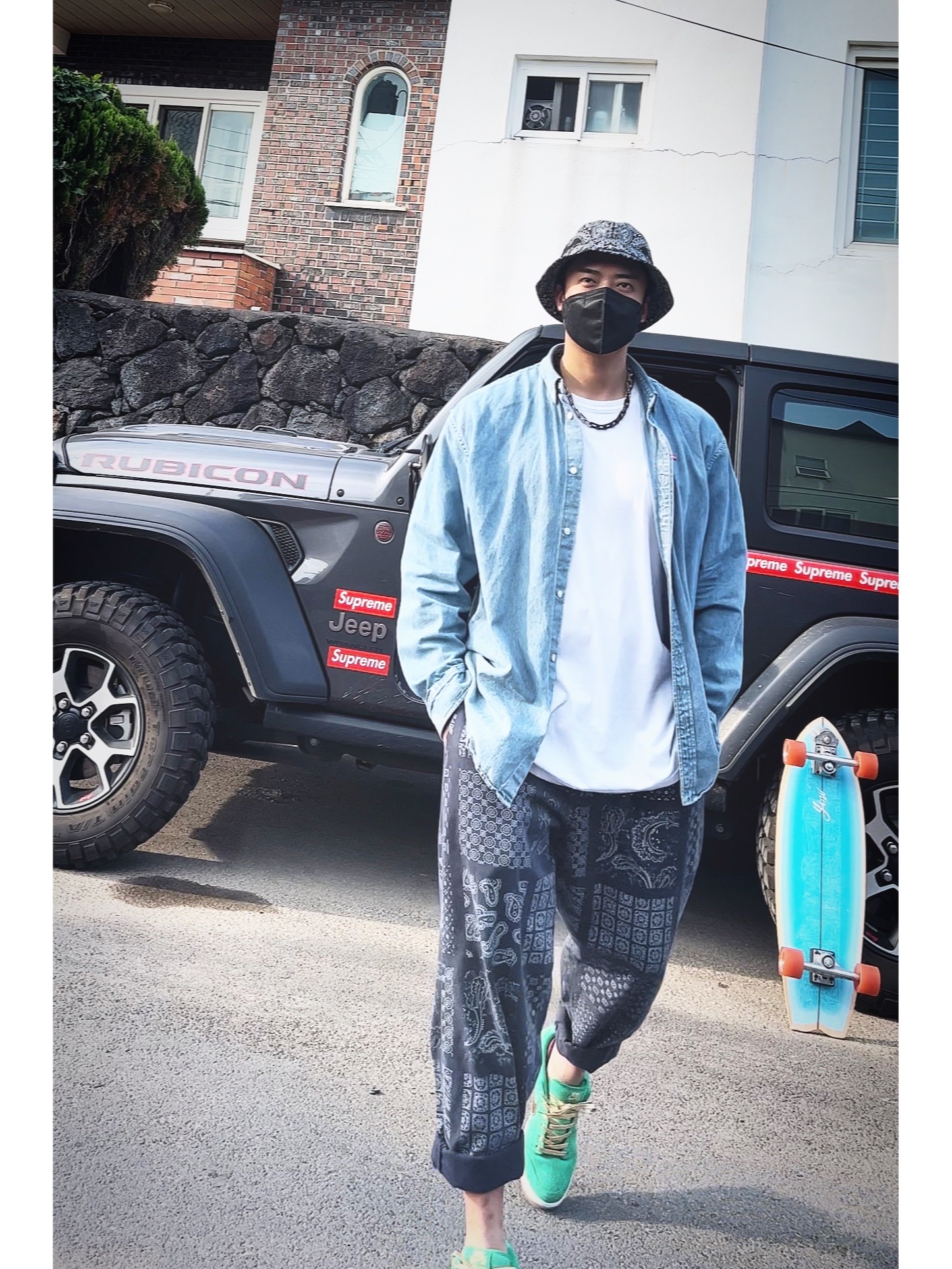 Supreme Bandana Crusher Black - 21SS, Supreme Small Box Shirt Denim - 22SS 착용 스타일 - 3