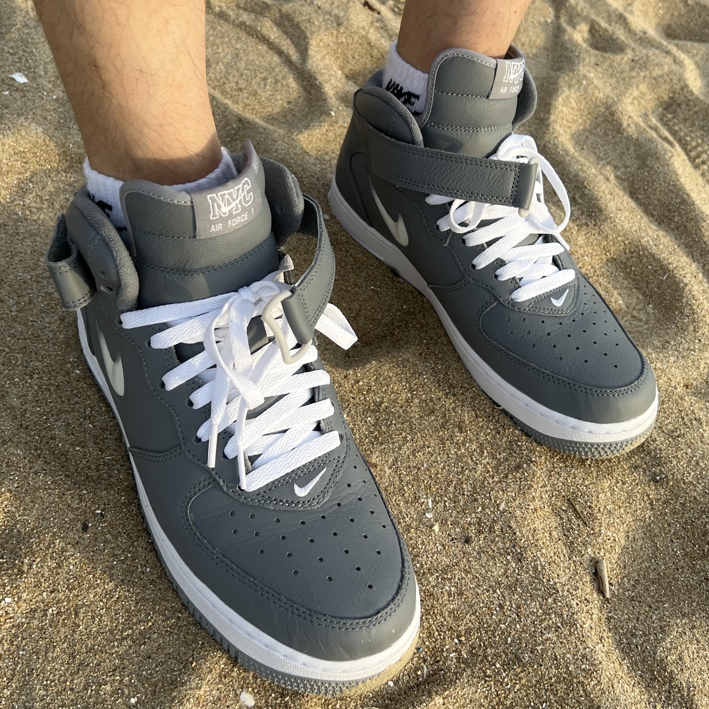 Nike Air Force 1 Mid QS NYC Cool Grey 착용 스타일