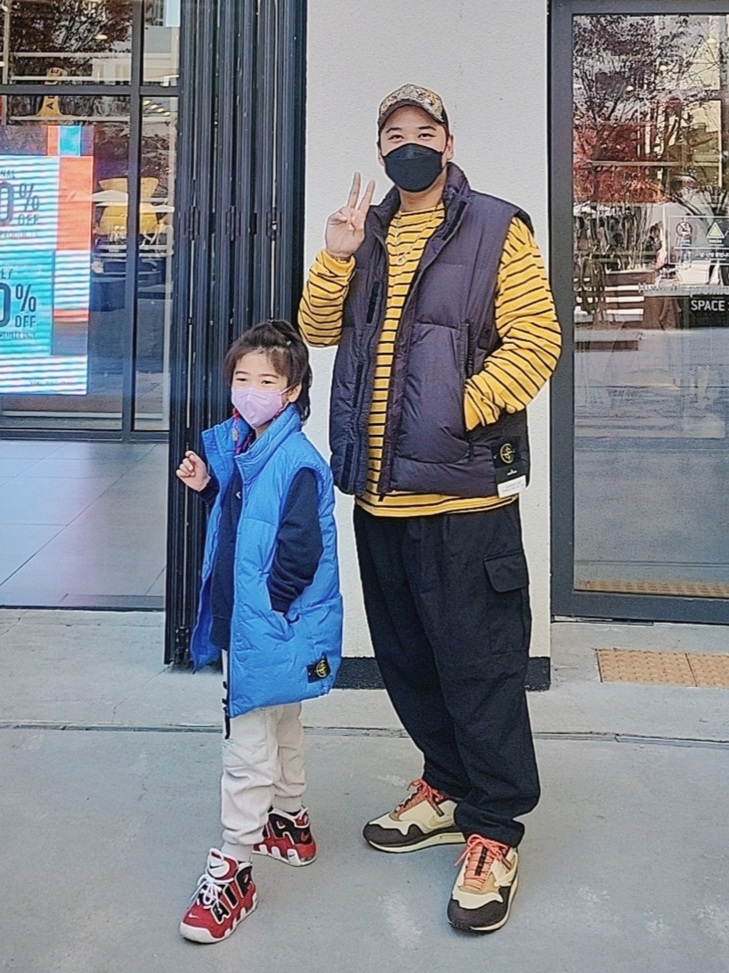 Stone Island G0123 Garment Dyed Crinkle Reps Nylon Down Vest Navy Blue - 21FW, Nike x Travis Scott Air Max 1 Cact.us Brown 착용 스타일 - 1