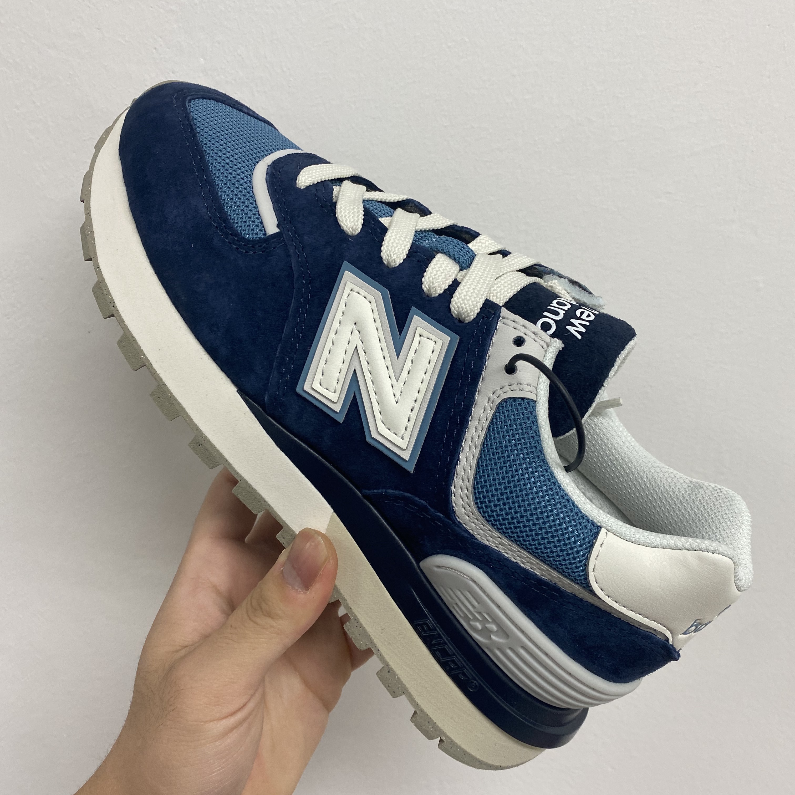 New Balance 574 Legacy Navy Sea Salt 착용 스타일 - 1