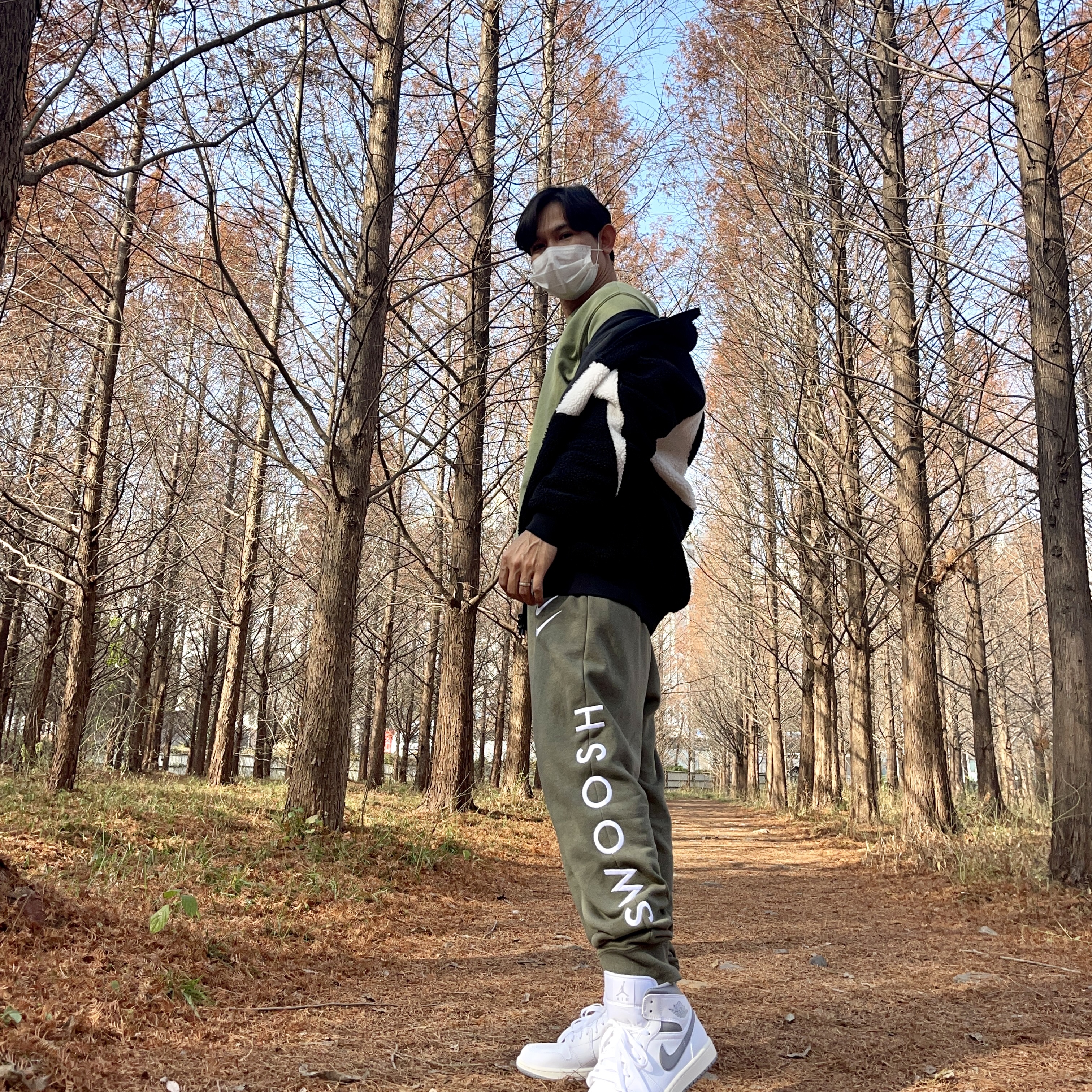 Jordan 1 Mid White Stealth, Nike Big Swoosh Full Zip Jacket Black Sail 착용 스타일 - 2
