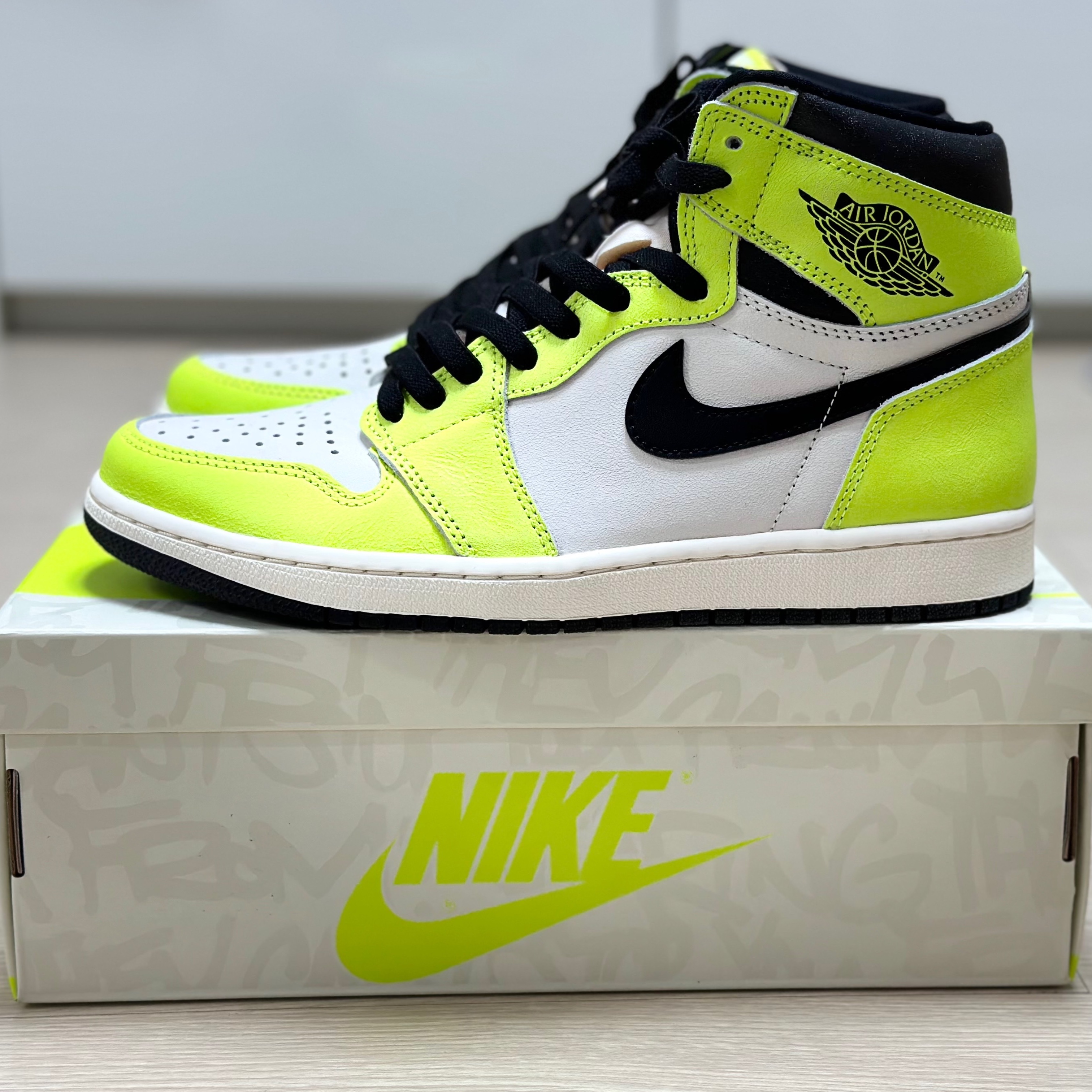 Jordan 1 Retro High OG Volt 착용 스타일 - 1