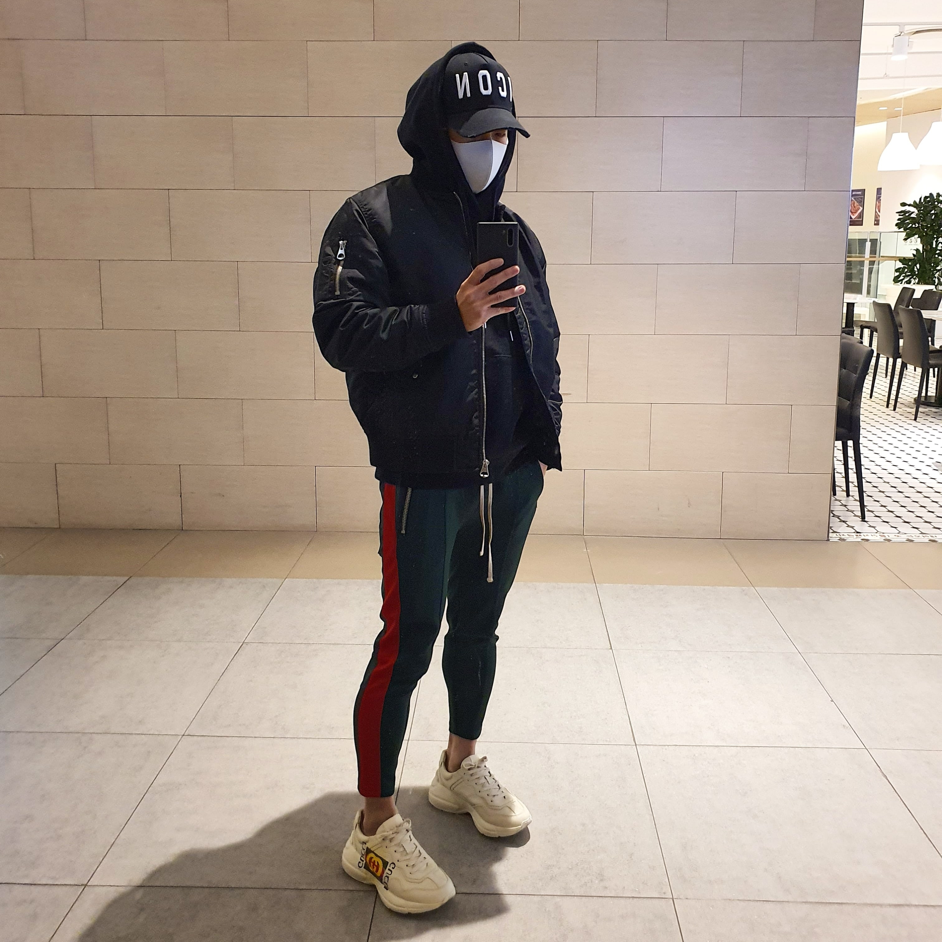 Gucci Rhyton Leather Sneakers Square Logo 착용 스타일