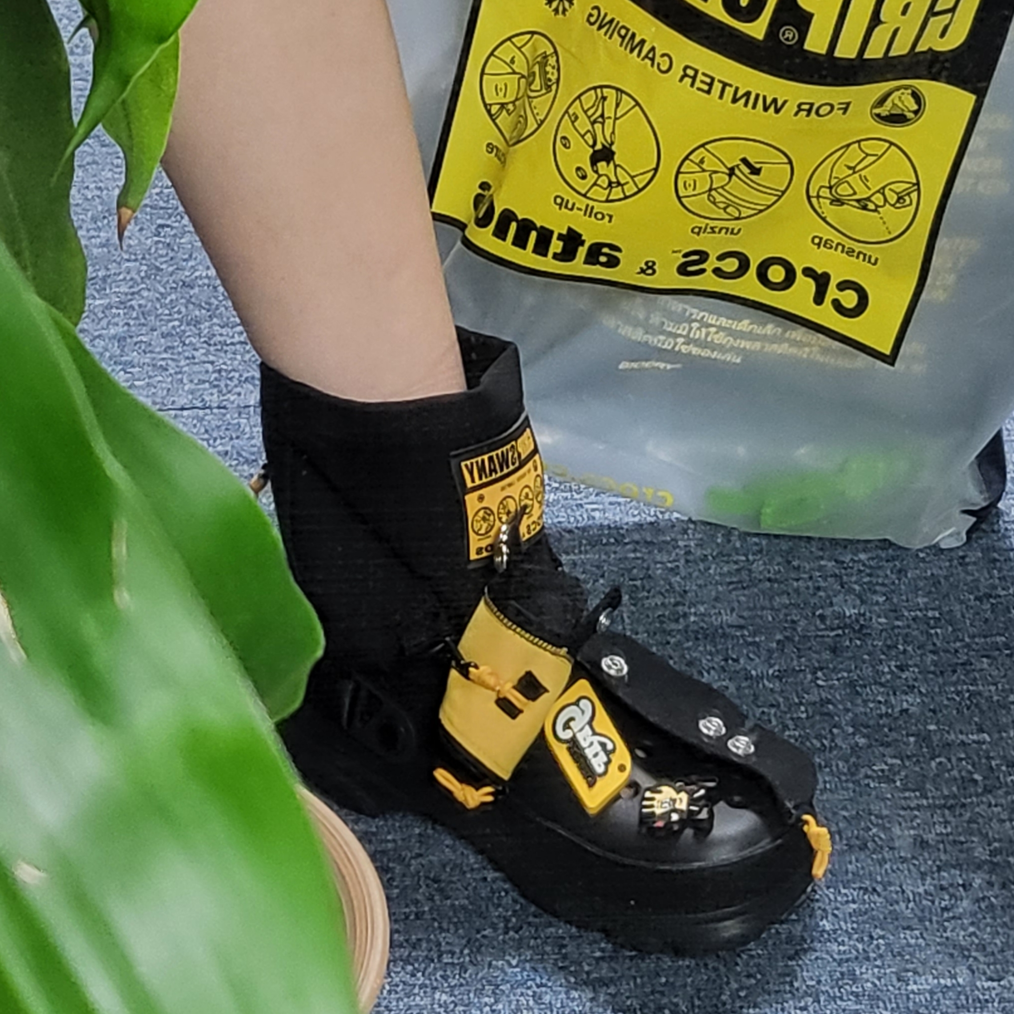 Crocs x Grip Swany x Atmos Classic All Terrain Clog Black 착용 스타일 - 1