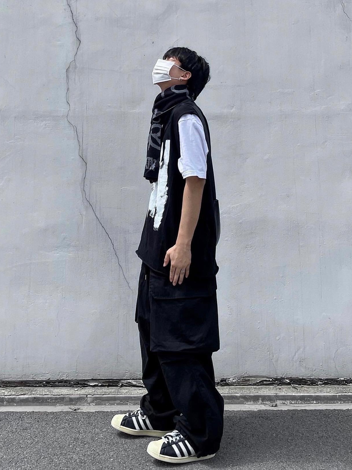 Adidas Superstar Premium Black White 착용 스타일 - 1