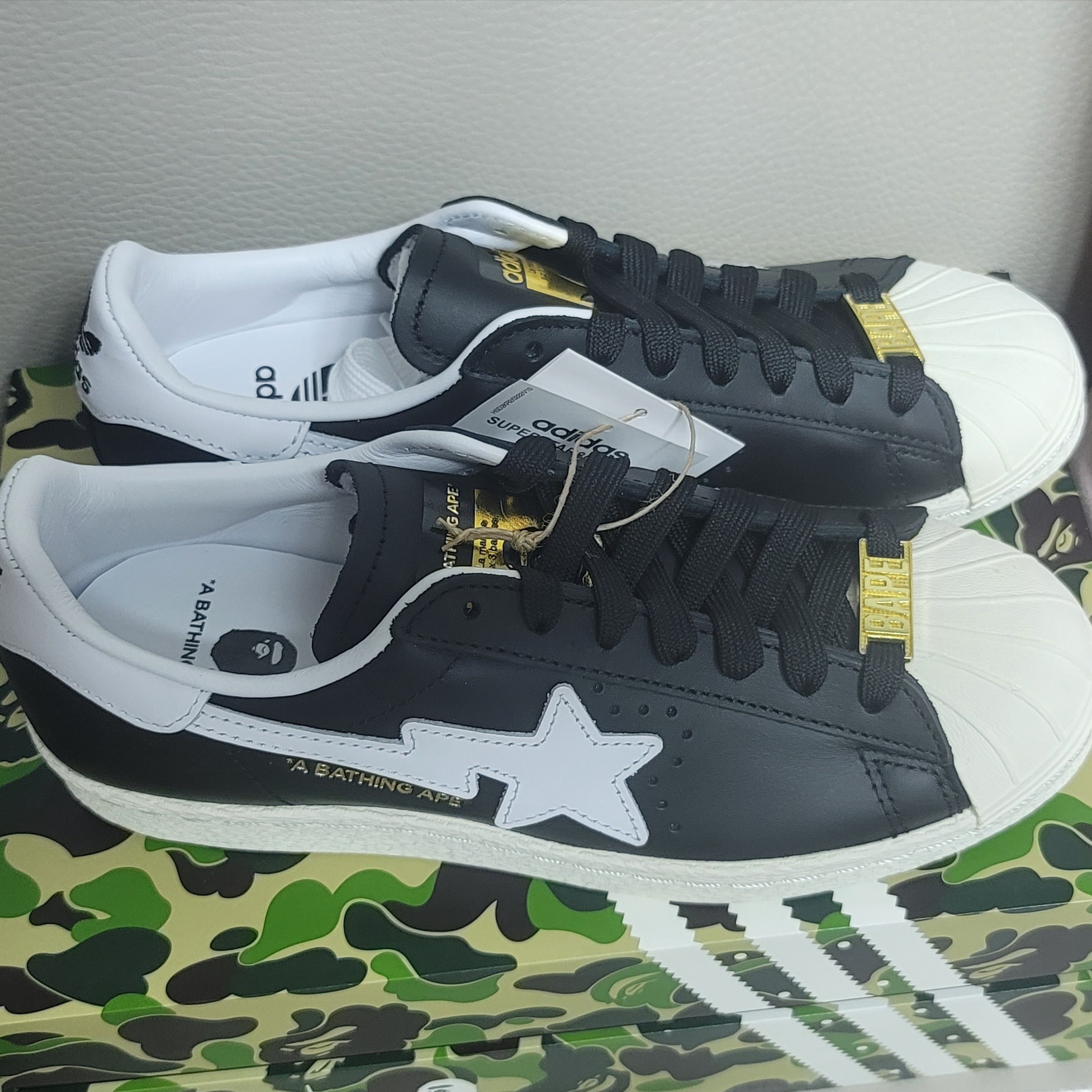 Adidas x BAPE Superstar 80s Core Black Off White 착용 스타일 - 1