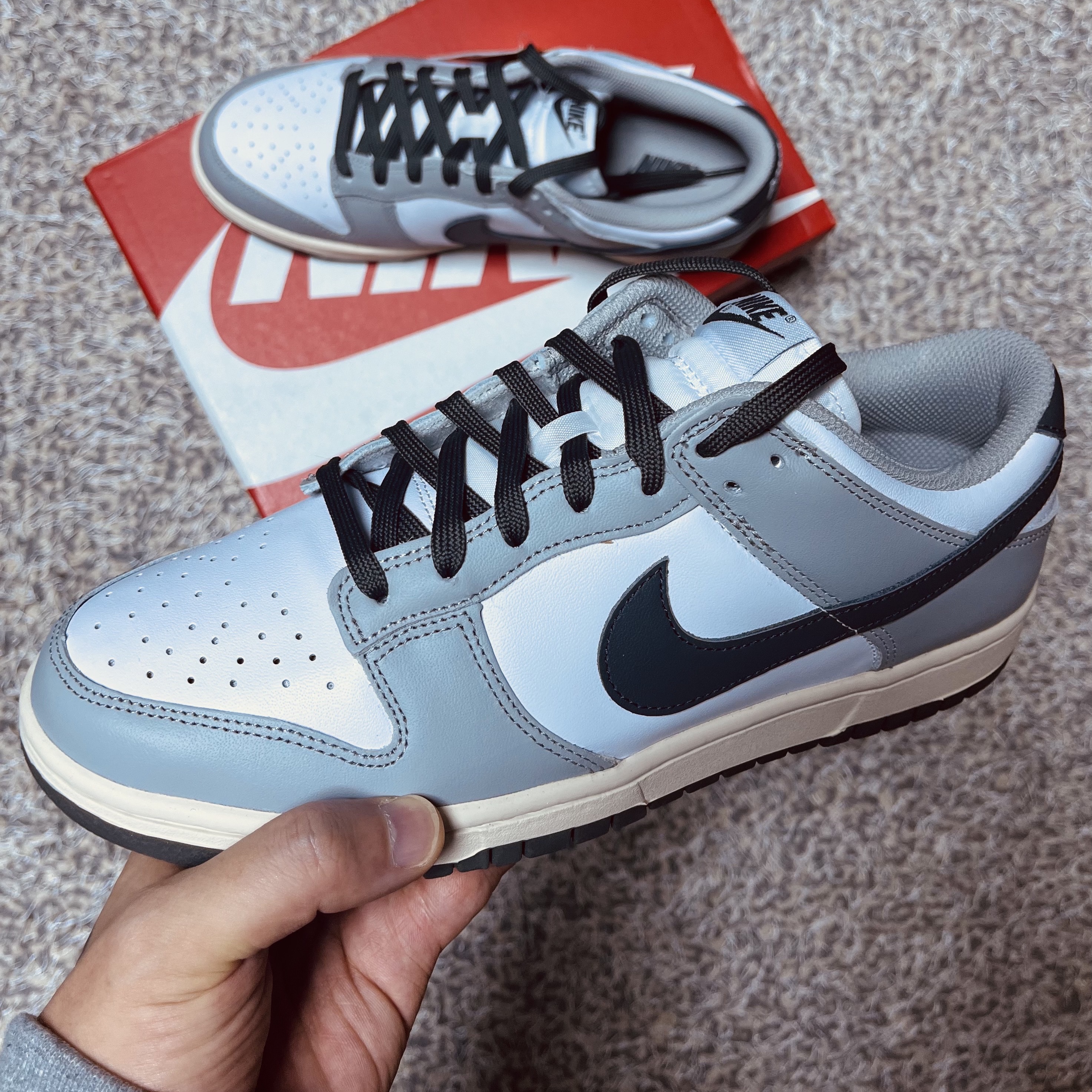 (W) Nike Dunk Low Light Smoke Grey 착용 스타일 - 1