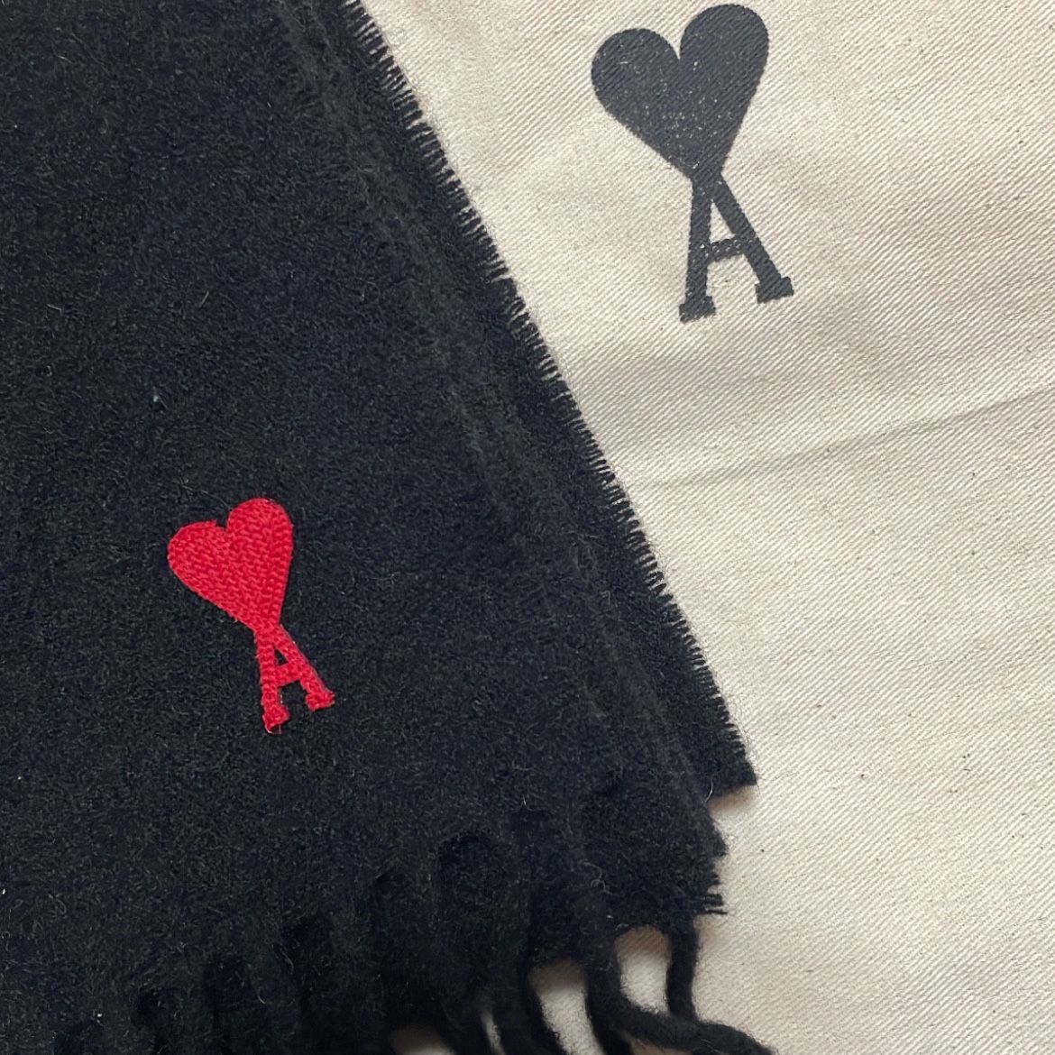 AMI de Coeur Classic Muffler Black 착용 스타일