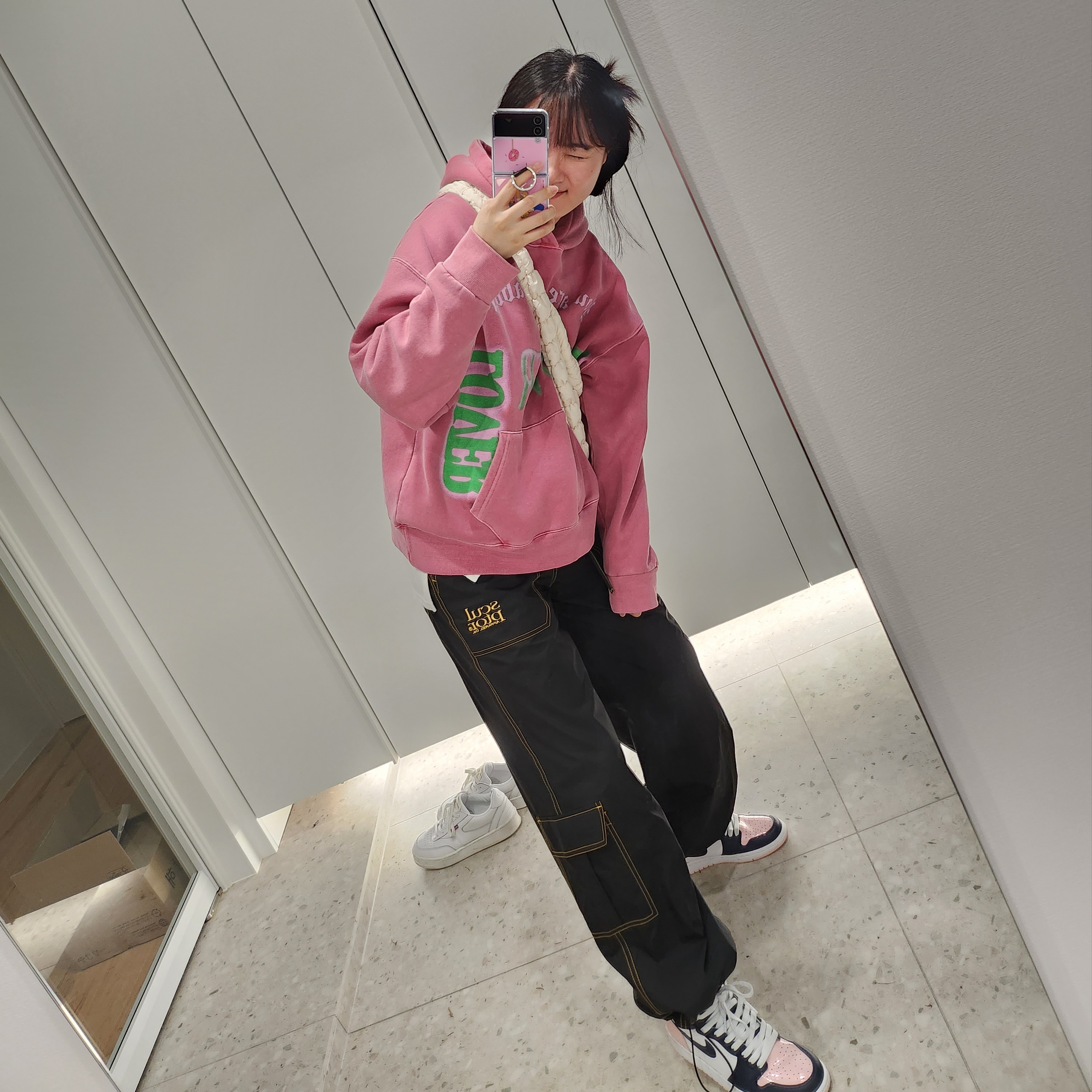 (W) Jordan 1 Retro High OG Atmosphere, COS Quilted Oversized Shoulder Bag Off White Light Beige 착용 스타일 - 2