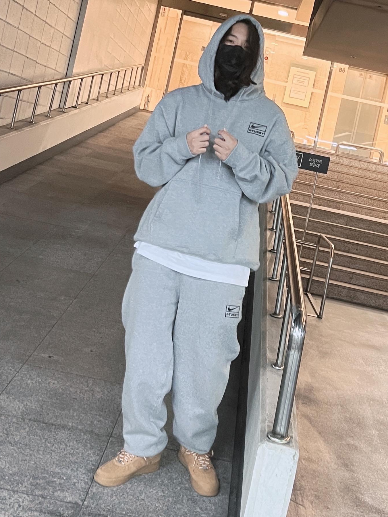 Nike x Stussy NRG RA Pullover Hoodie Dark Grey Heather (DJ9488-063), Nike x Stussy NRG RA Fleece Pants Dark Grey Heather (DJ9490-063) 착용 스타일 - 1