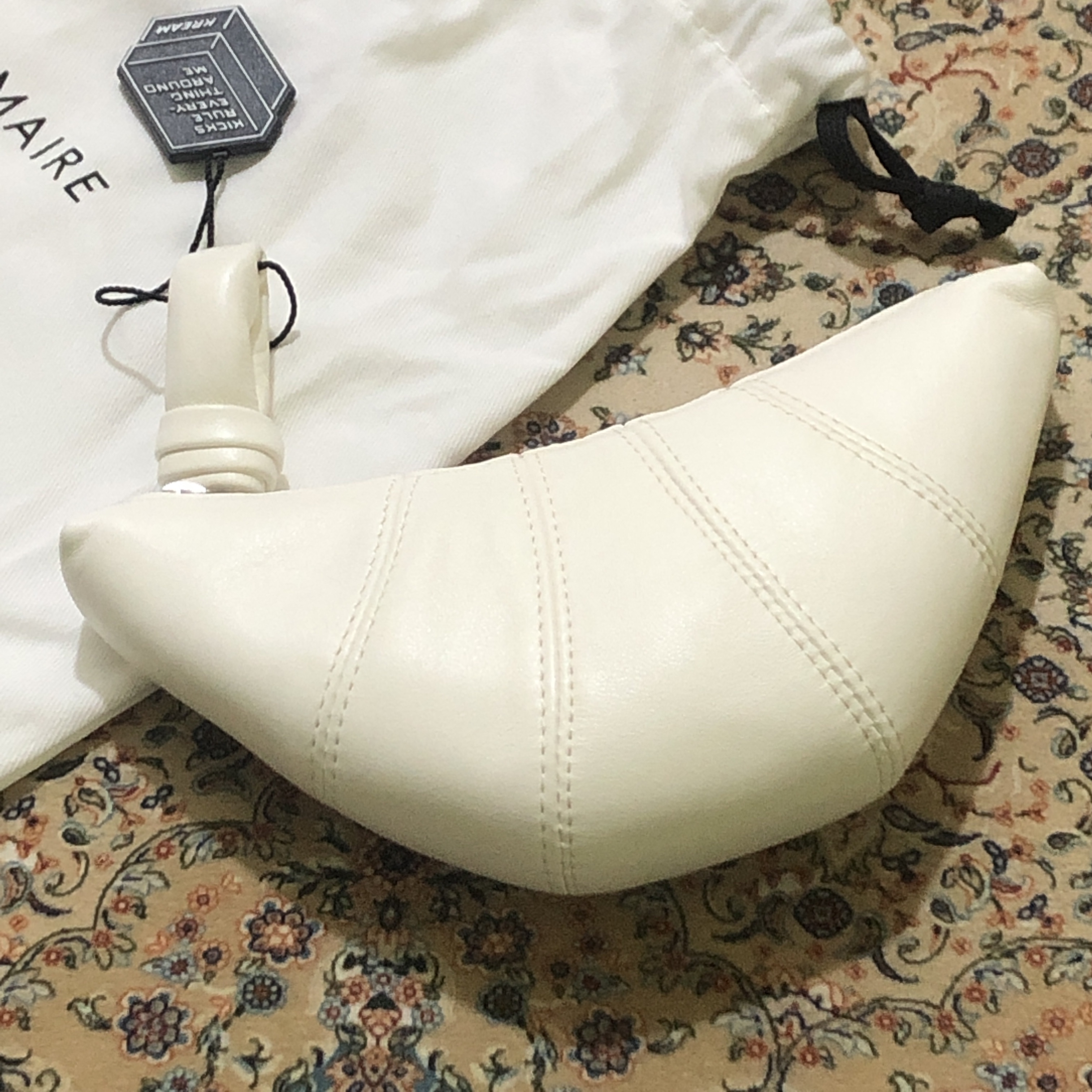 Lemaire Croissant Coin Purse Soft Nappa Leather White 착용 스타일