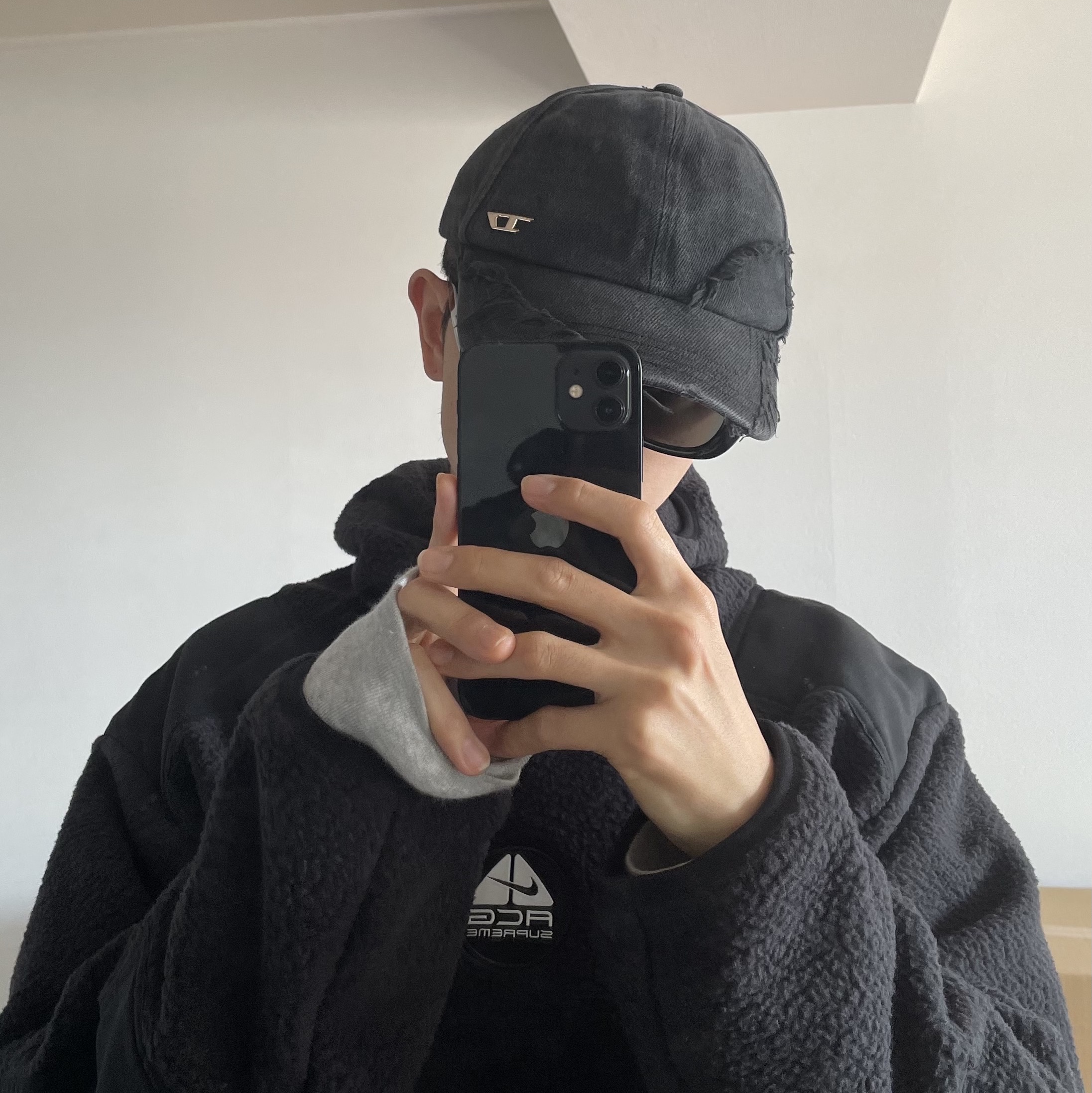 Supreme x Nike ACG Fleece Pullover Black - 22FW, Supreme x Nike ACG Belted Denim Pants Black - 22FW 착용 스타일 - 1