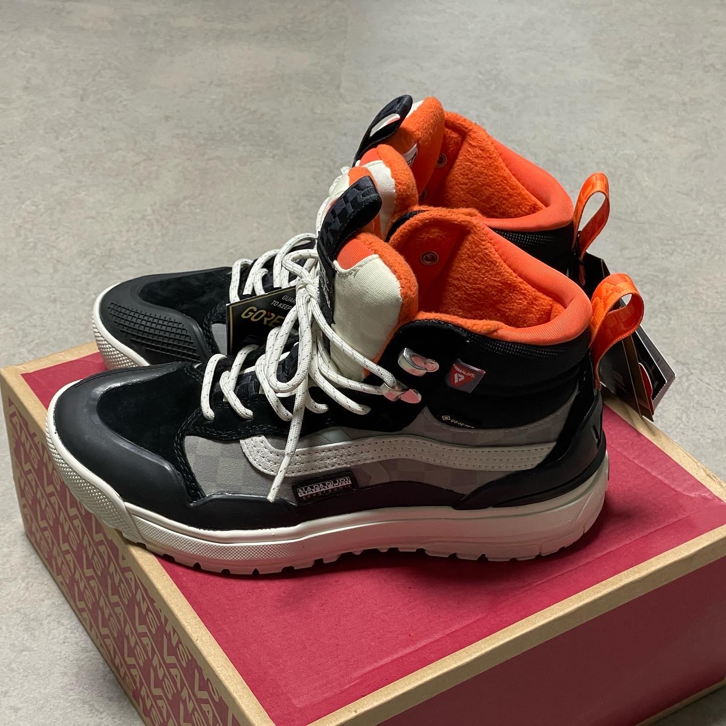 Vans x Napapijri Ultrarange Exo Hi Gore-Tex MTE-2 착용 스타일 - 3