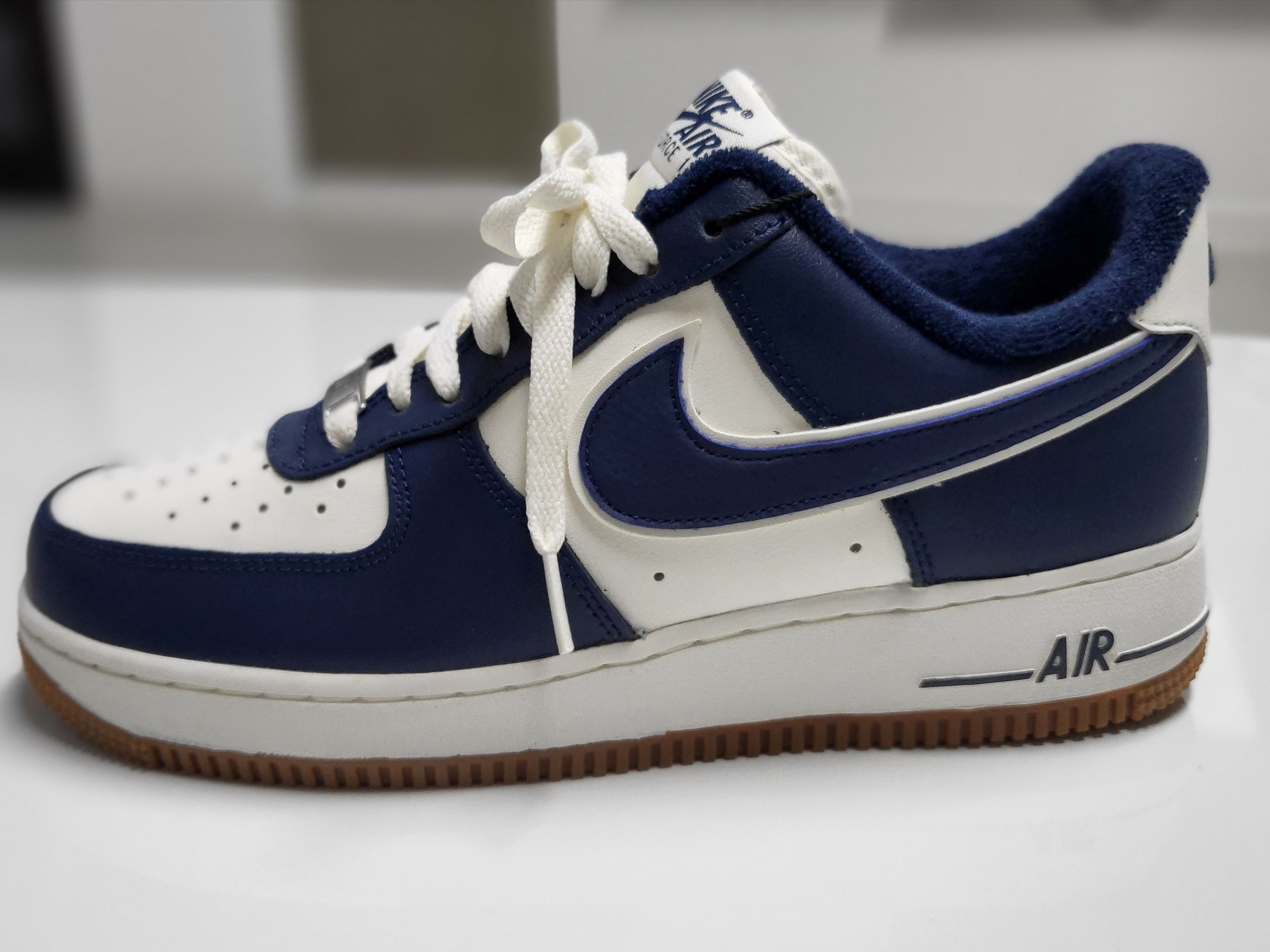 Nike Air Force 1 '07 LV8 Midnight Navy 착용 스타일
