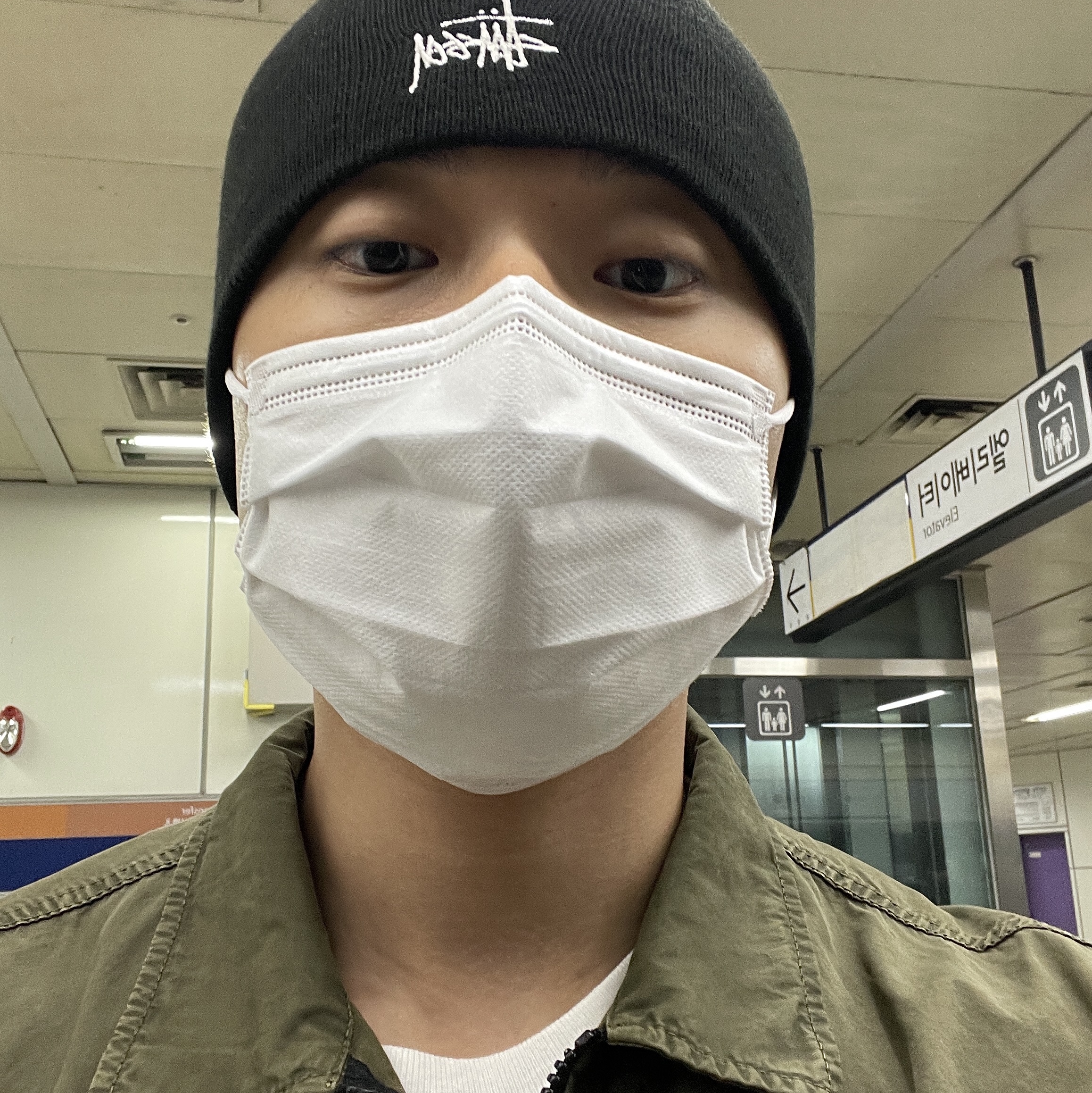 Stussy Basic Stussy LS T-Shirt White 2022, Stussy Basic Skullcap Beanie Black 착용 스타일 - 2