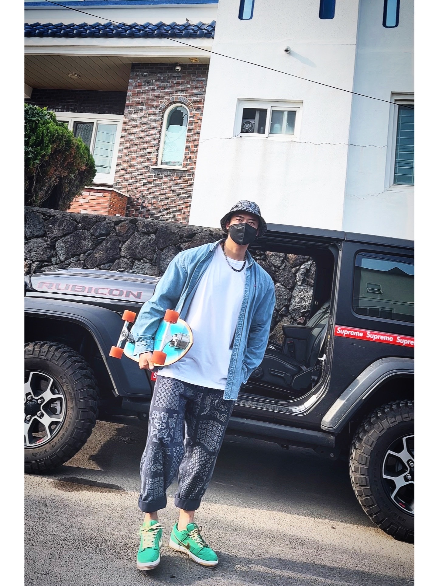 Supreme Bandana Crusher Black - 21SS, Supreme Small Box Shirt Denim - 22SS 착용 스타일 - 3