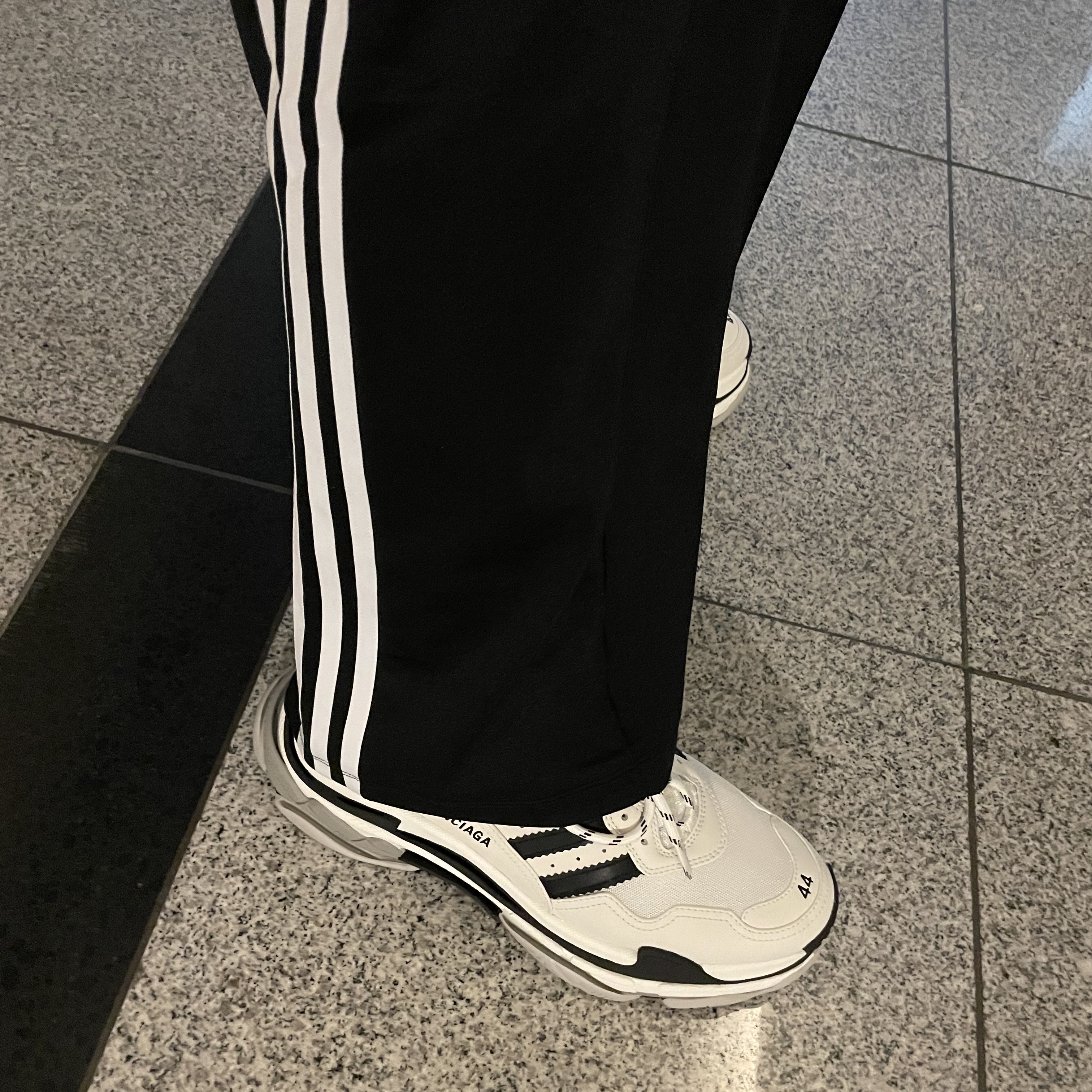 Balenciaga x Adidas Triple S Sneakers White Black 착용 스타일 - 2