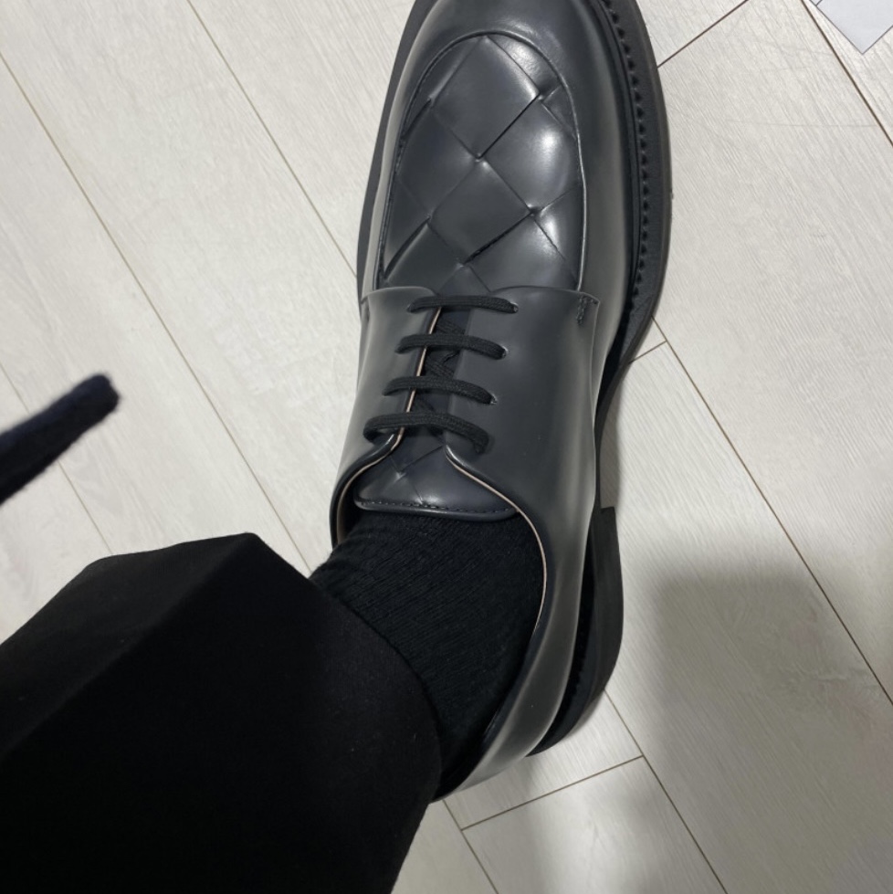 Bottega Veneta Intrecciato Derby Shoes Graphite 착용 스타일