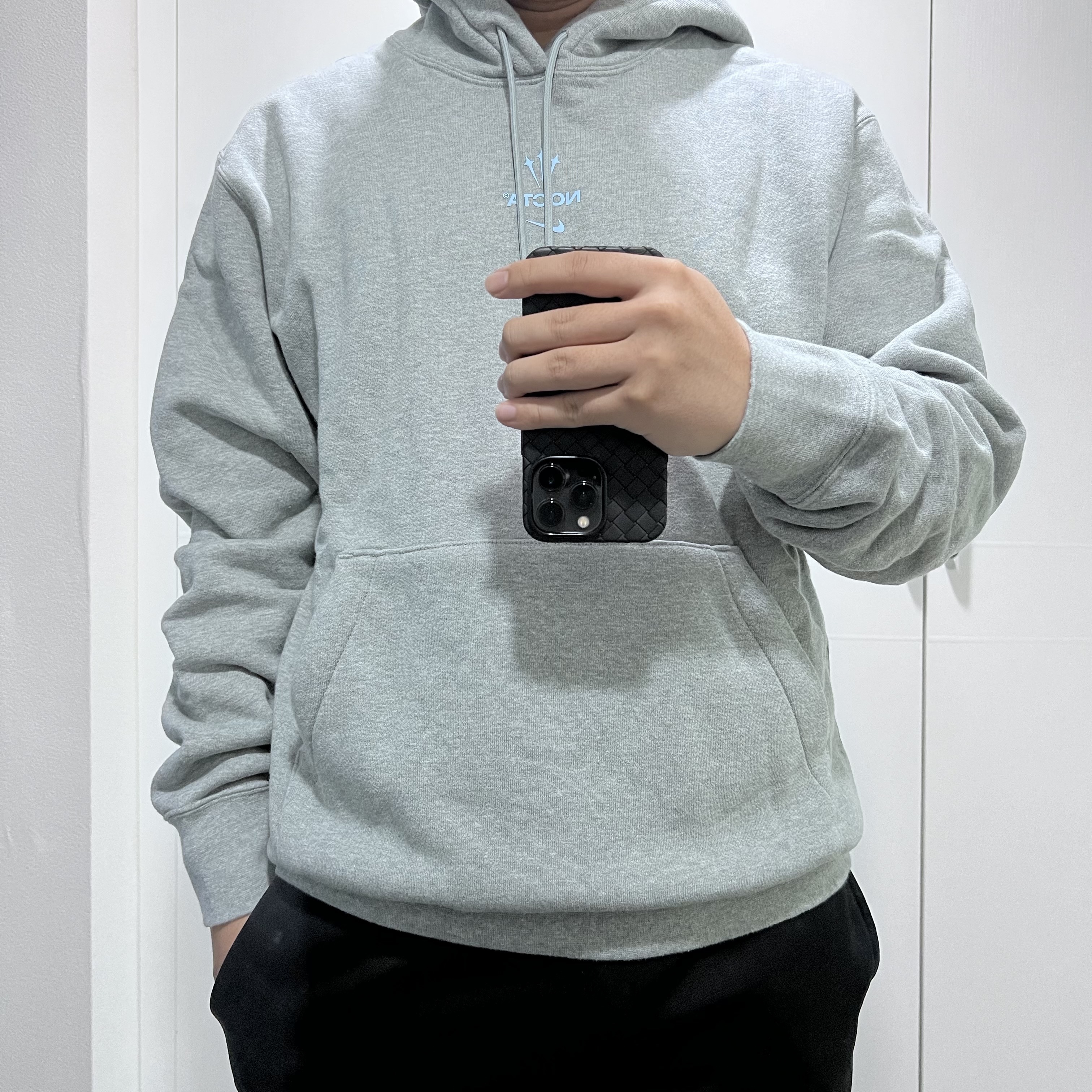 Nike x Drake Nocta NRG Fleece Hoodie Dark Grey Heather (DX2837-063) 착용 스타일 - 1