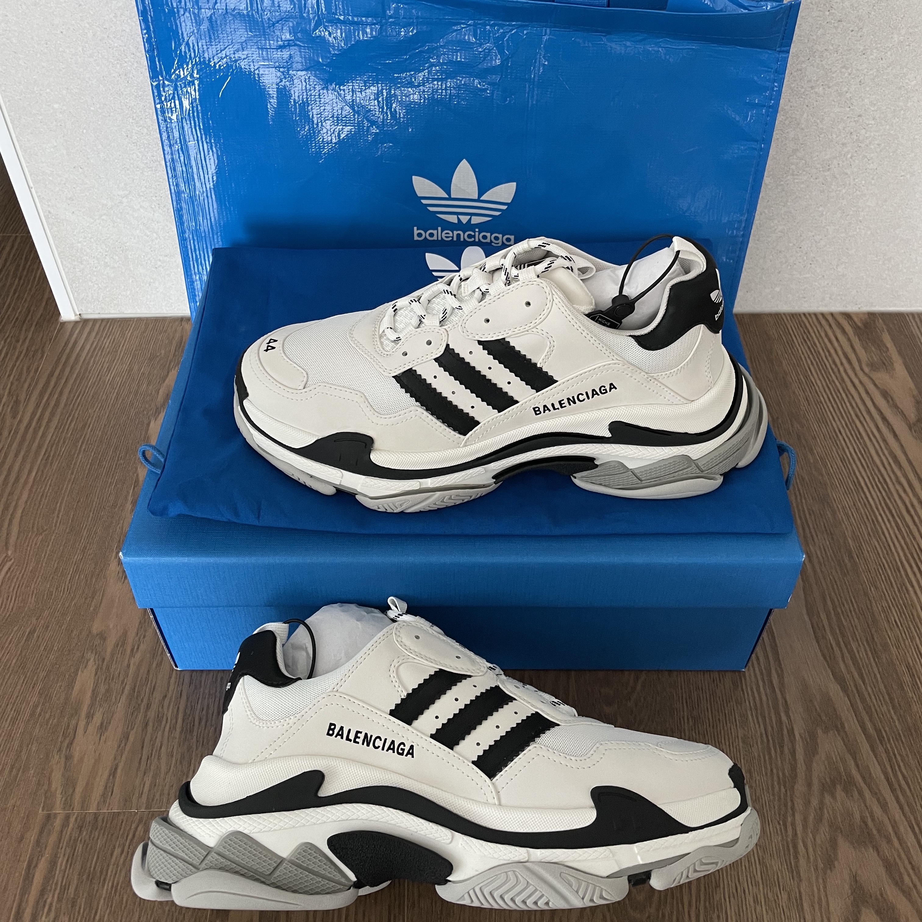 Balenciaga x Adidas Triple S Sneakers White Black 착용 스타일 - 3