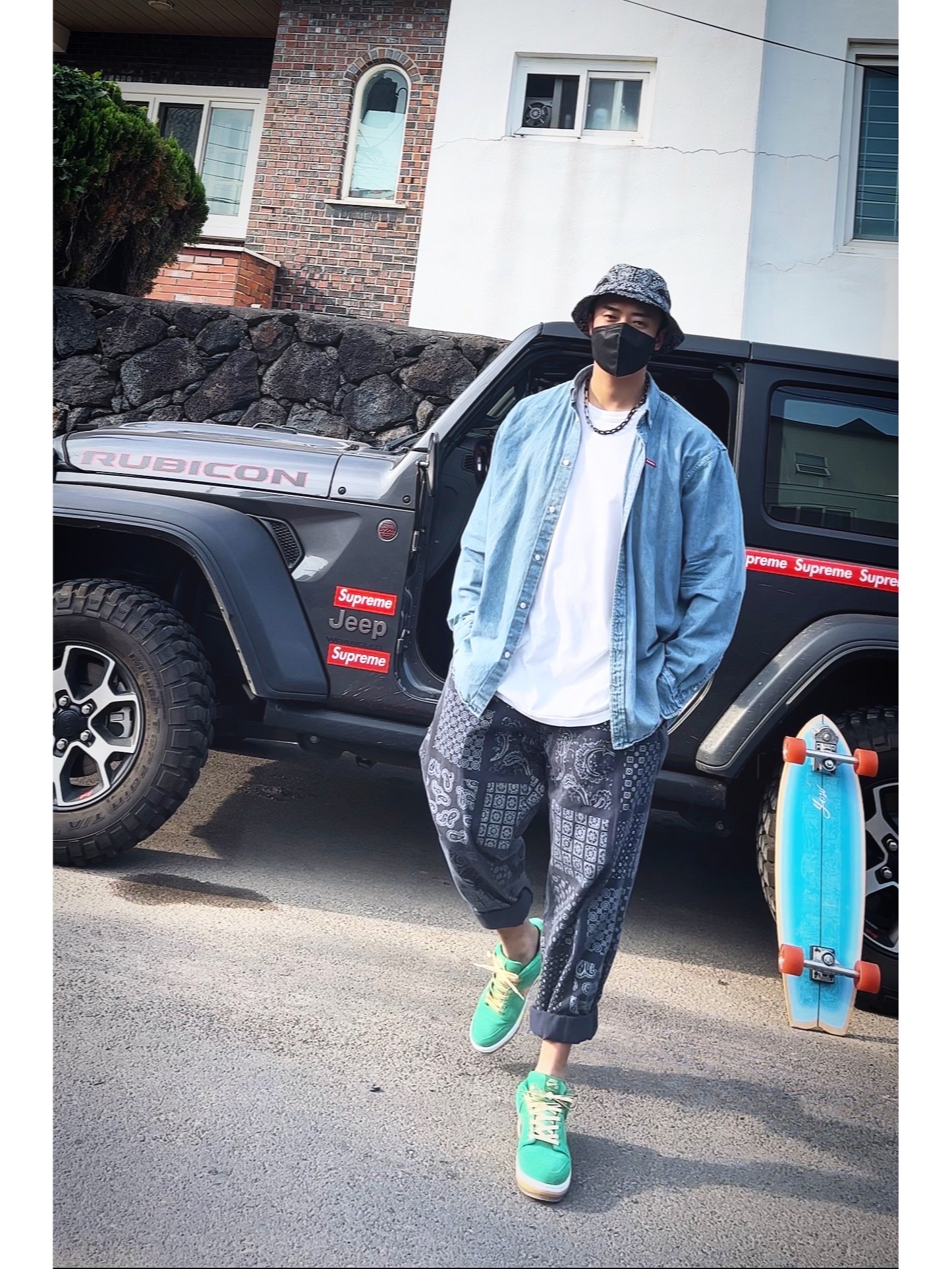 Supreme Bandana Crusher Black - 21SS, Supreme Small Box Shirt Denim - 22SS 착용 스타일 - 1
