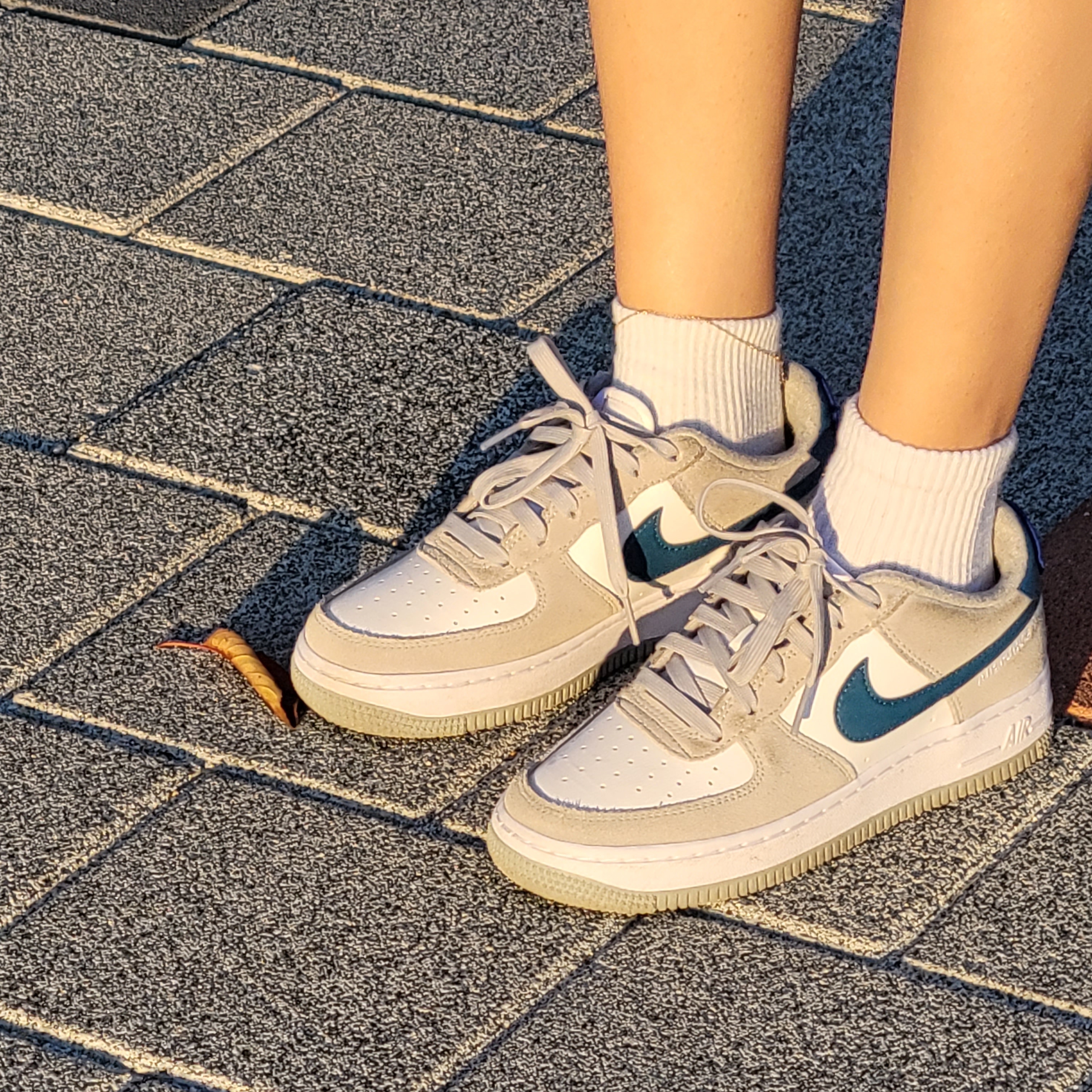 (GS) Nike Air Force 1 LV8 Athletic Club Light Smoke Grey Marina 착용 스타일 - 2