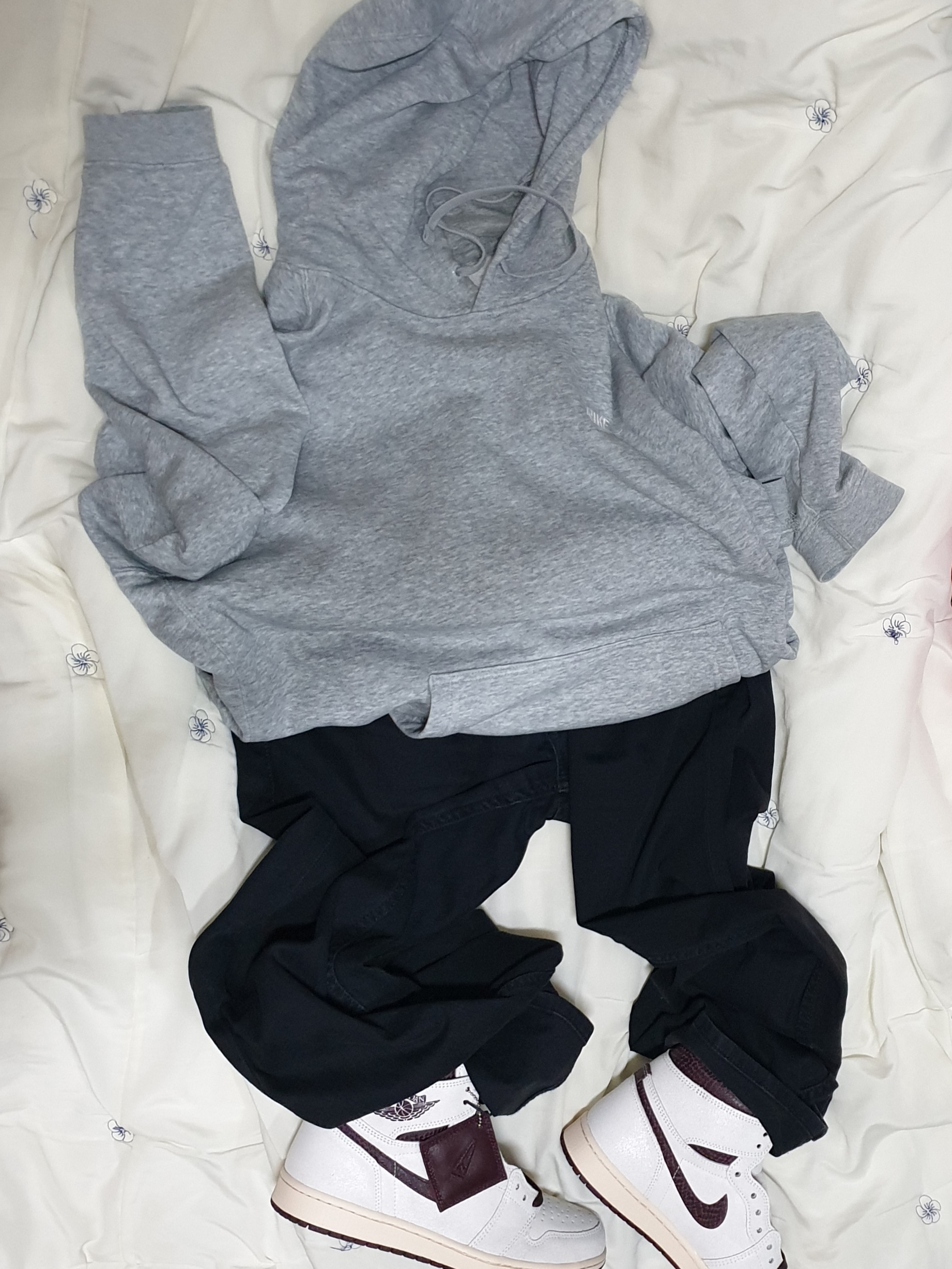 Jordan 1 x A Ma Maniere Retro High OG SP Sail and Burgundy 착용 스타일