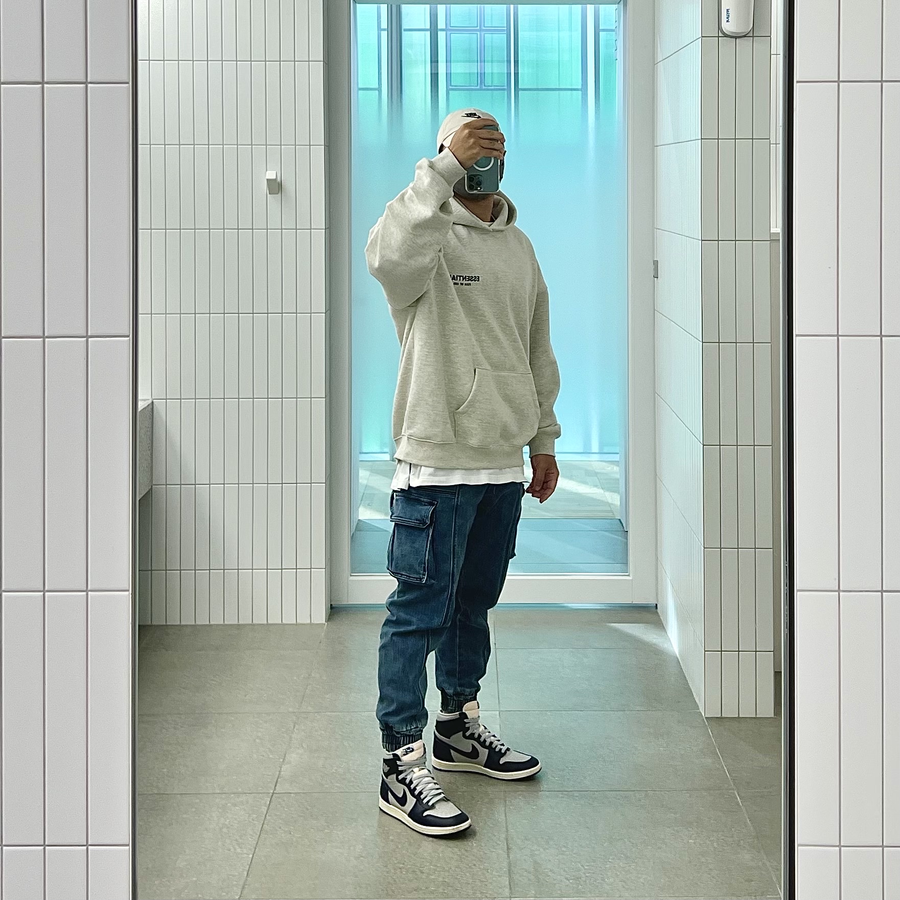 Jordan 1 High 85 College Navy, Essentials The Core Collection Hoodie Light Oatmeal 착용 스타일