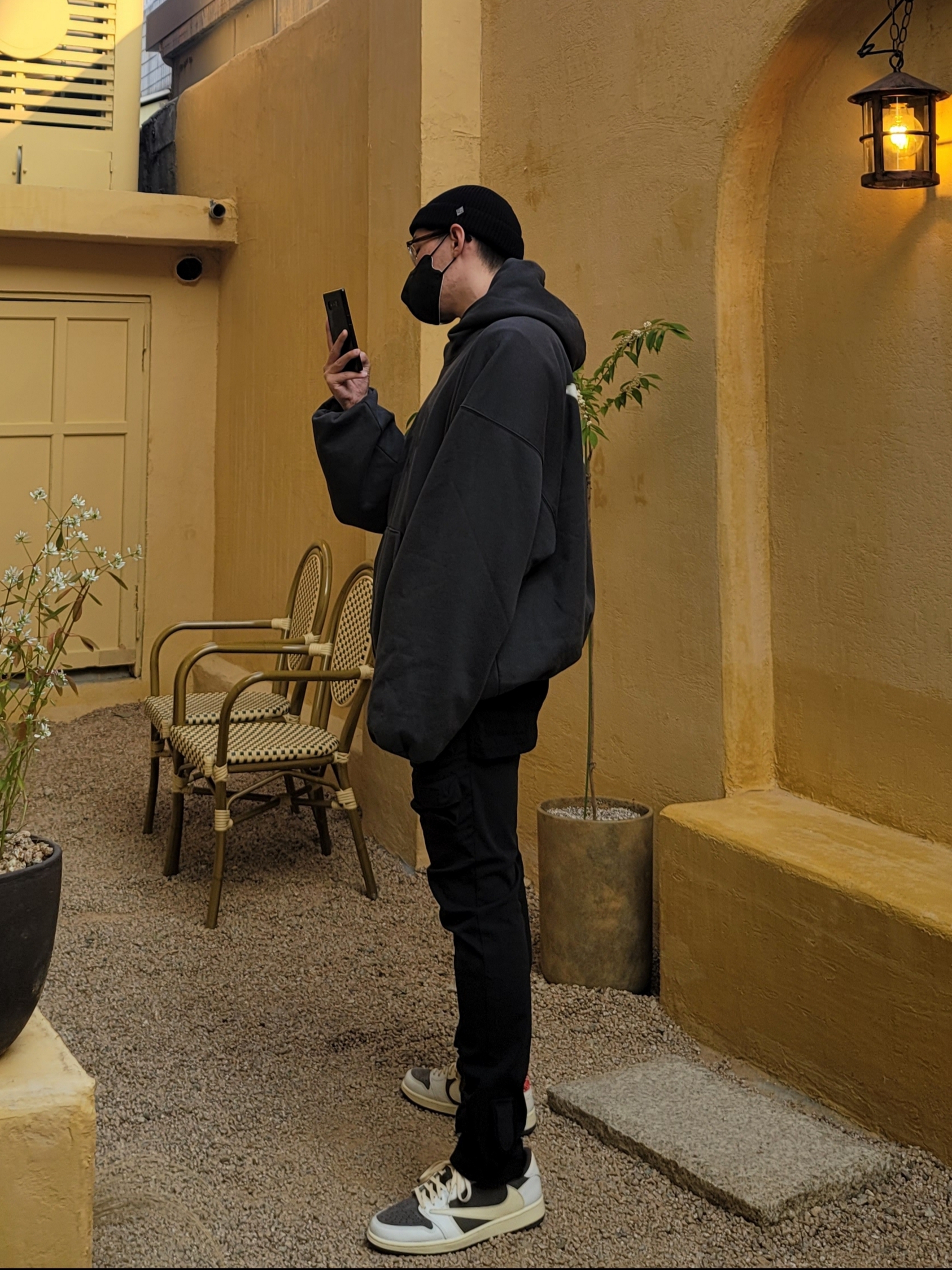 Yeezy Gap Engineered By Balenciaga Dove Hoodie Black, Jordan 1 x Travis Scott Retro Low OG SP Sail and Ridgerock 착용 스타일