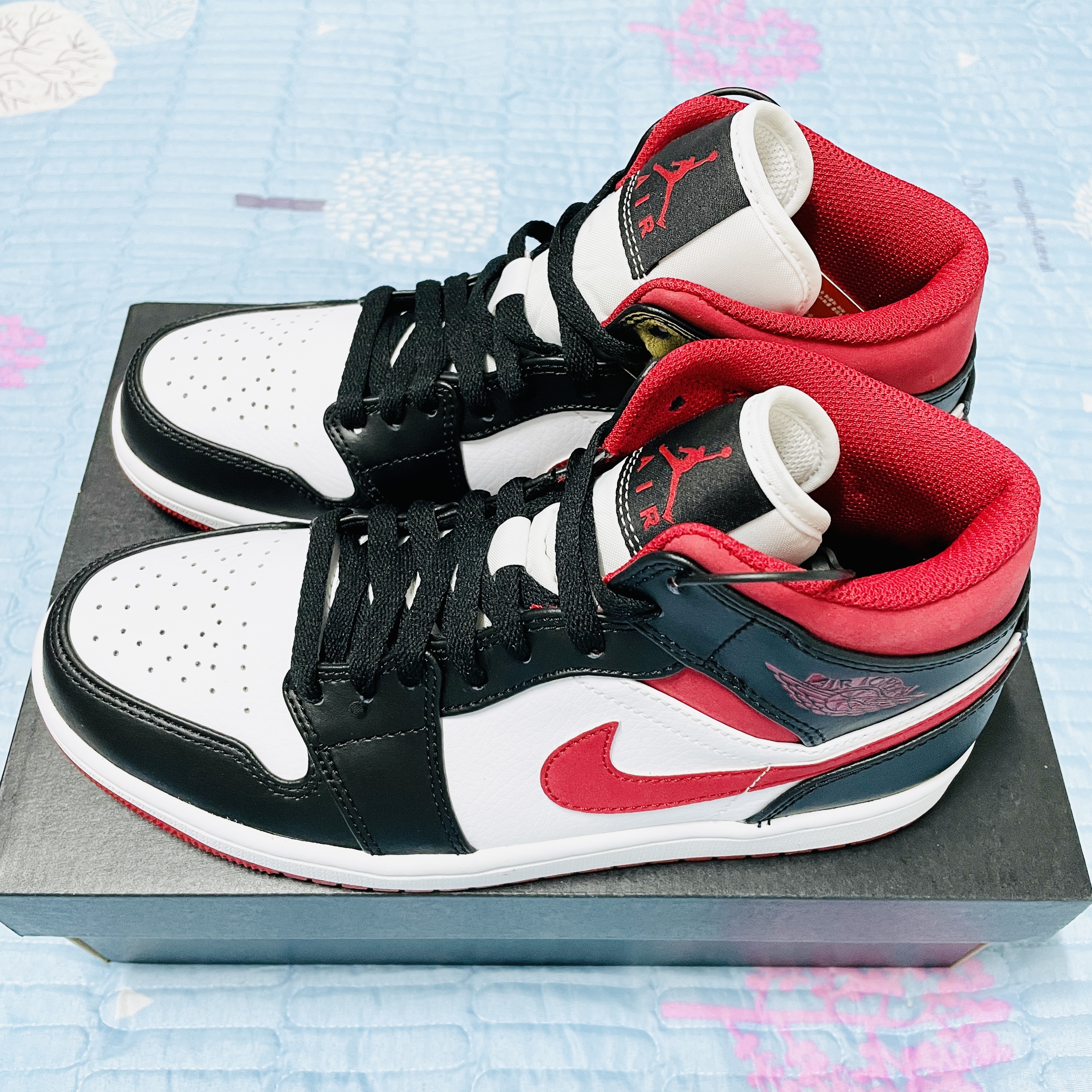 Jordan 1 Mid Gym Red Black White 착용 스타일 - 3