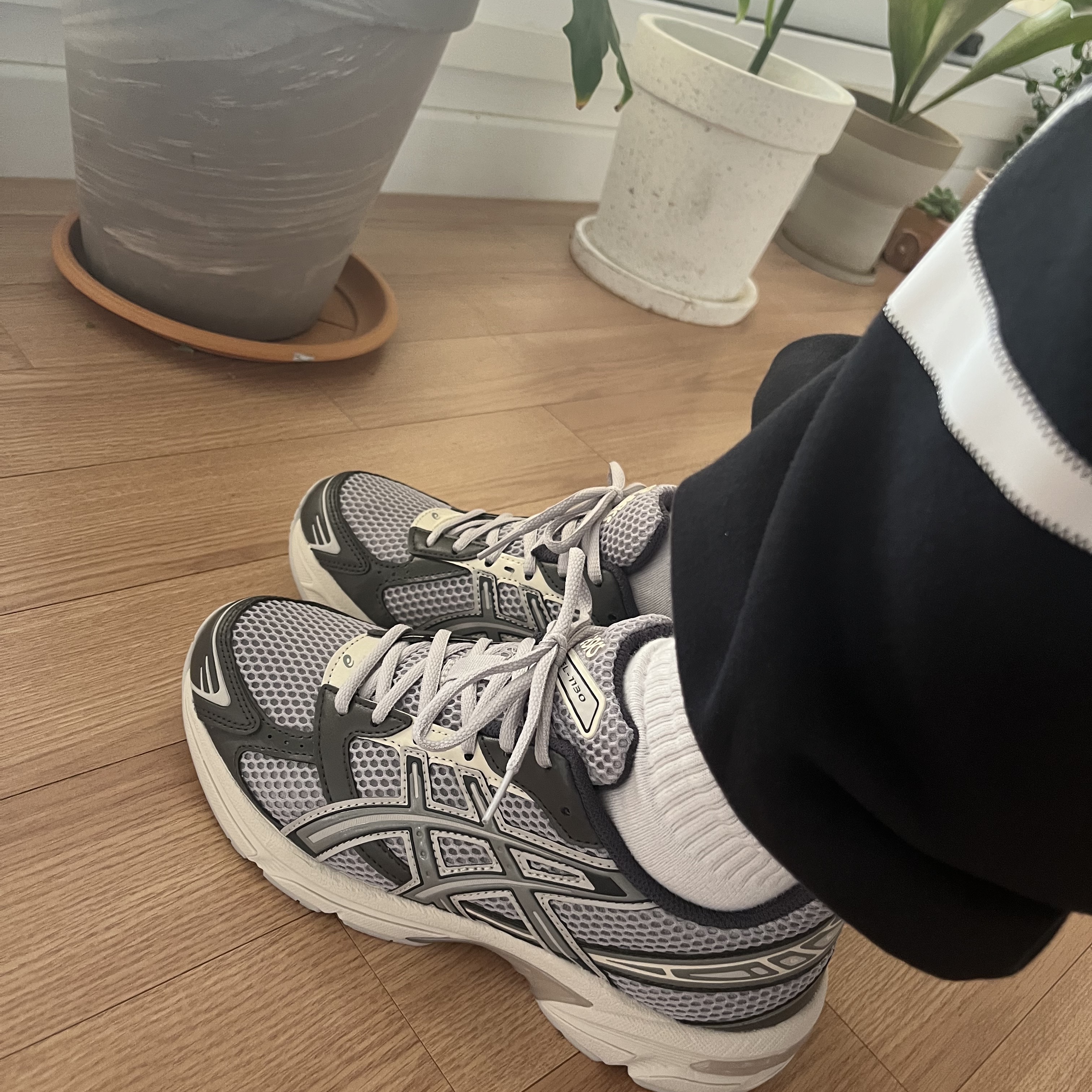 Asics Gel-1130 Oyster Grey Clay Grey, (W) Nike NSW Swoosh High Rise Joggers Black - Asia 착용 스타일 - 2