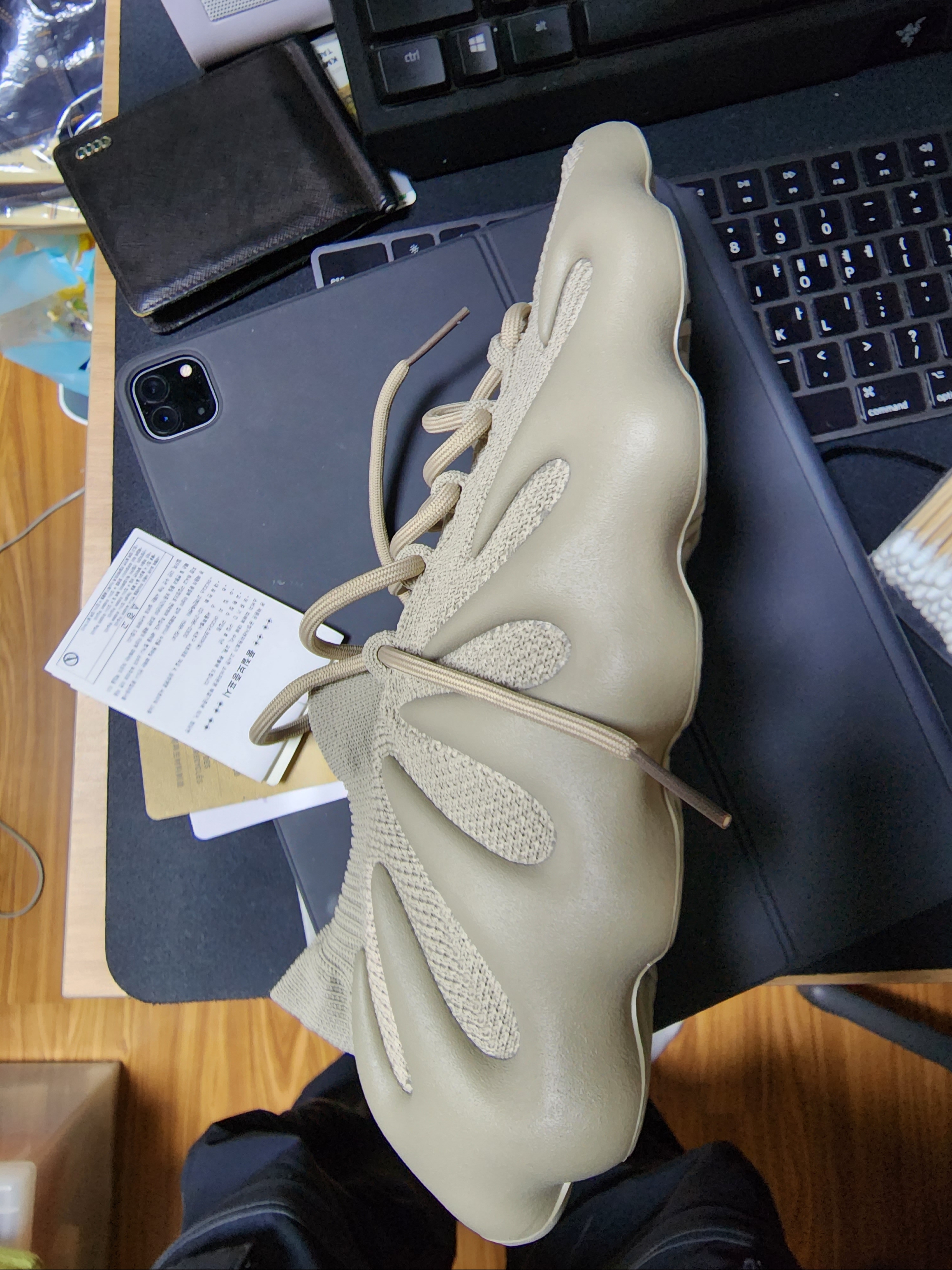 Adidas Yeezy Boost 350 V2 Salt Core Black, Adidas Yeezy 450 Stone Flax 착용 스타일 - 2
