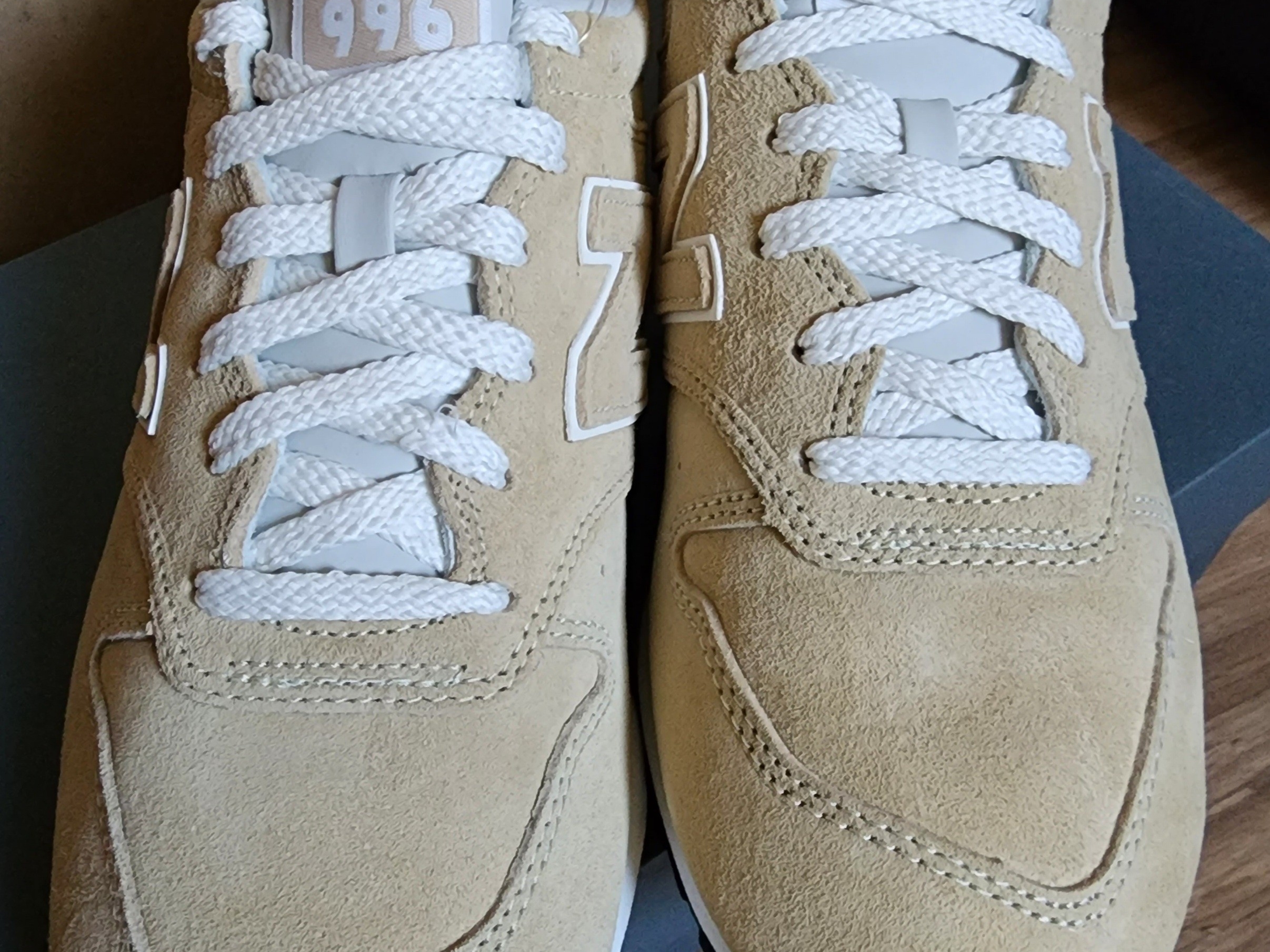 New Balance 996 Beige 착용 스타일 - 1