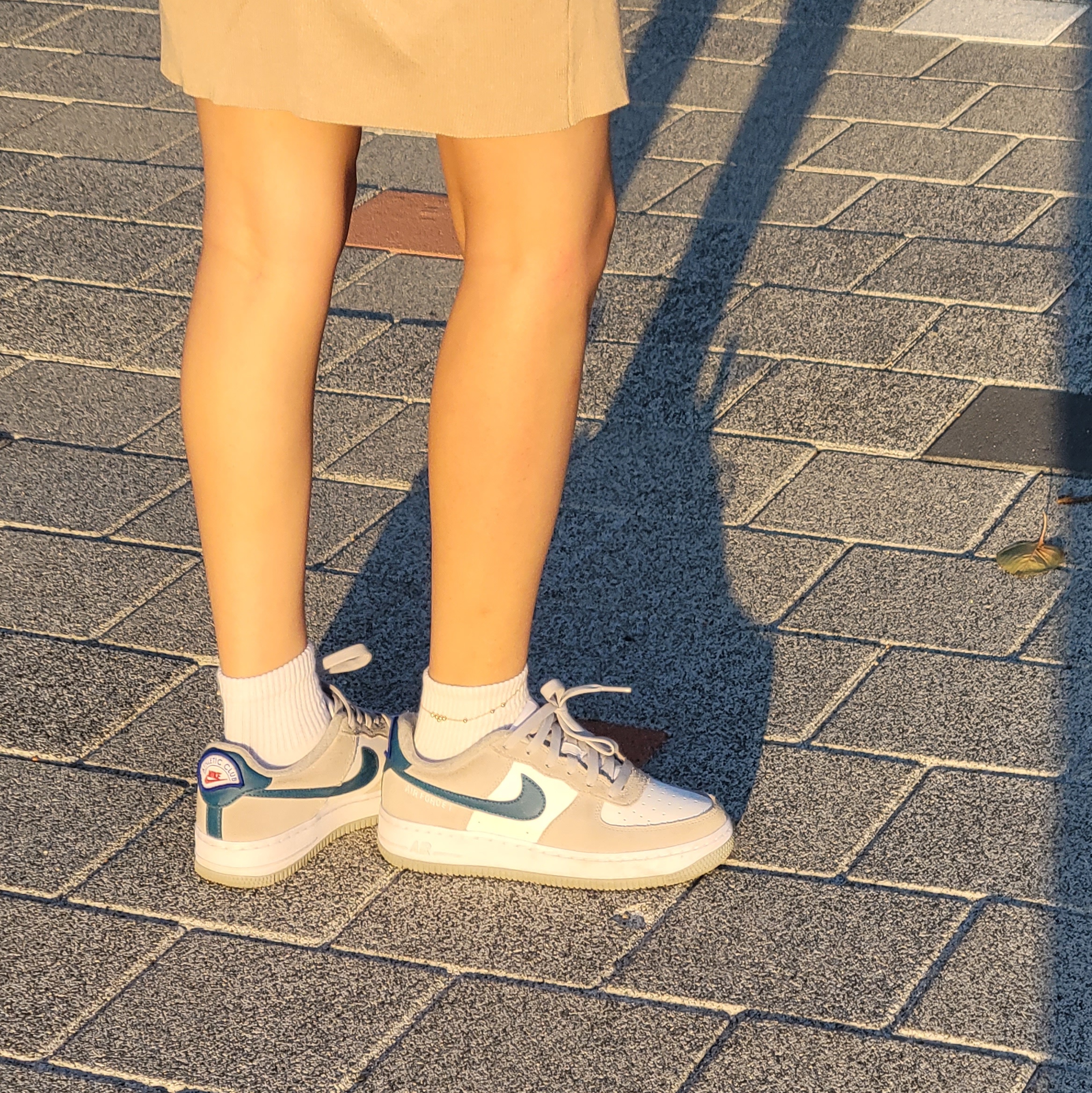 (GS) Nike Air Force 1 LV8 Athletic Club Light Smoke Grey Marina 착용 스타일 - 4