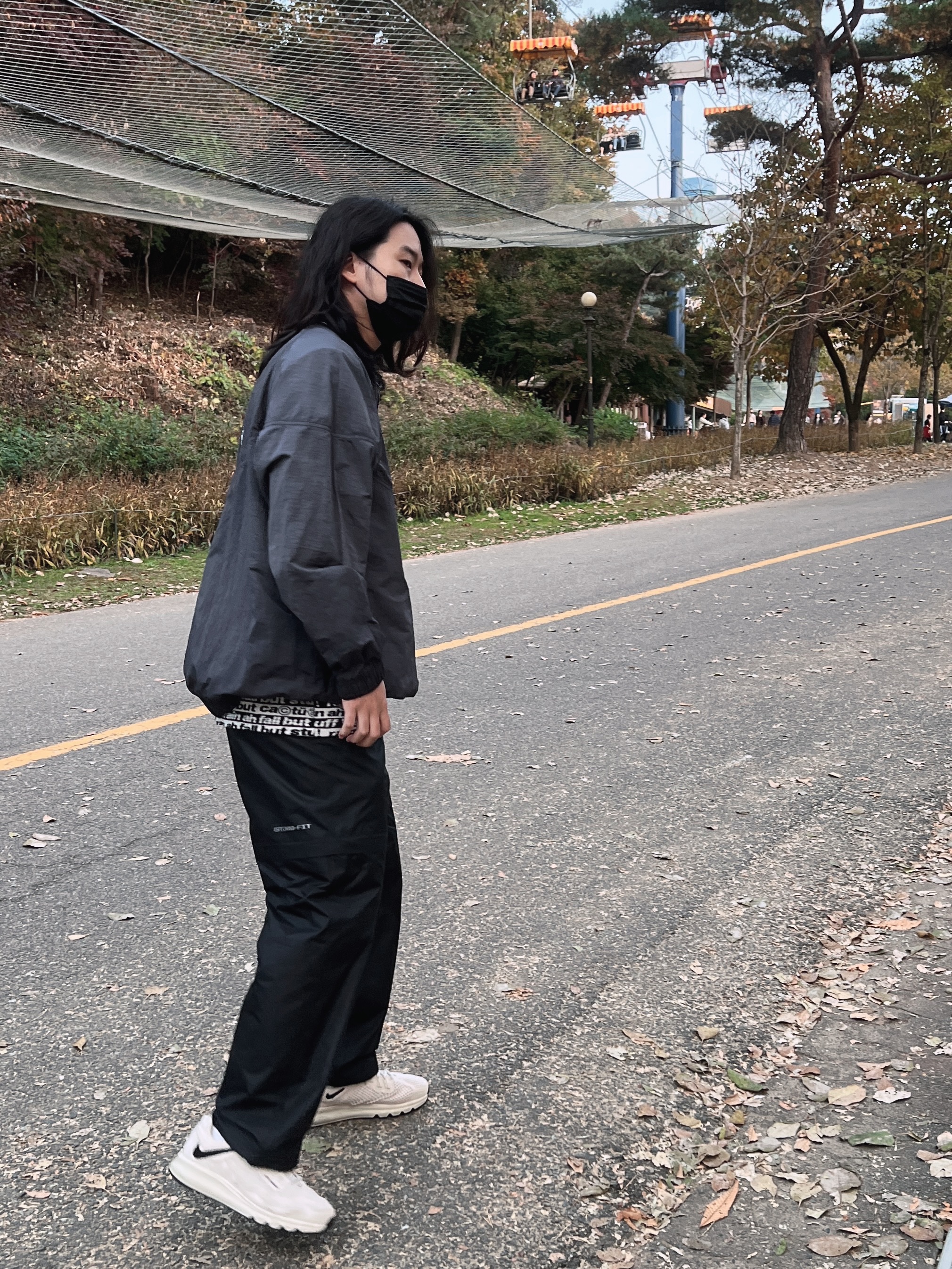 Nike x Stussy Windrunner Jacket Off Noir, Stussy x Cactus Plant Flea Market Jacquard Crew Black 착용 스타일 - 2