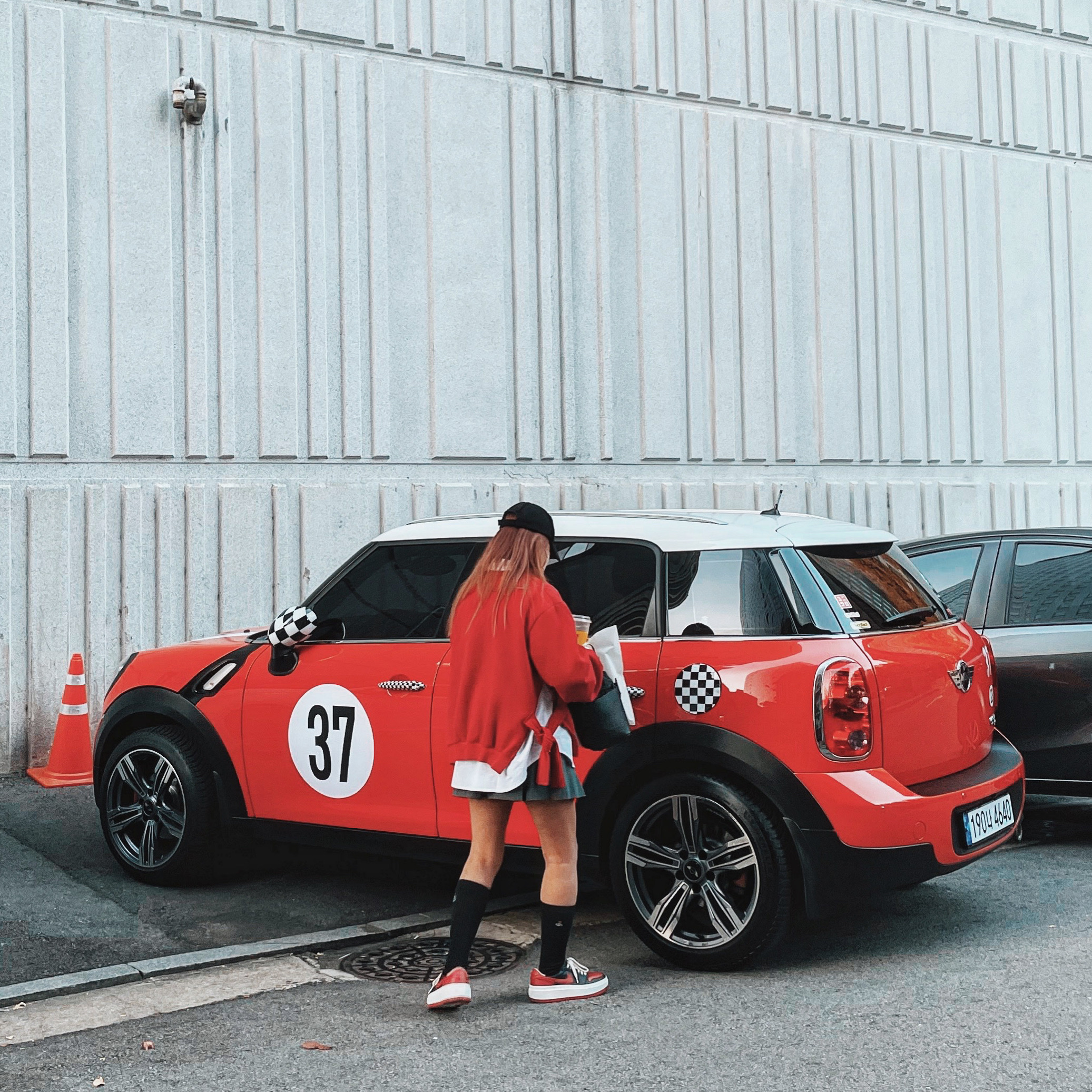 (W) Jordan 1 Elevate Low SE Bred, Maison Margiela 5AC Bucket Bag Black 착용 스타일